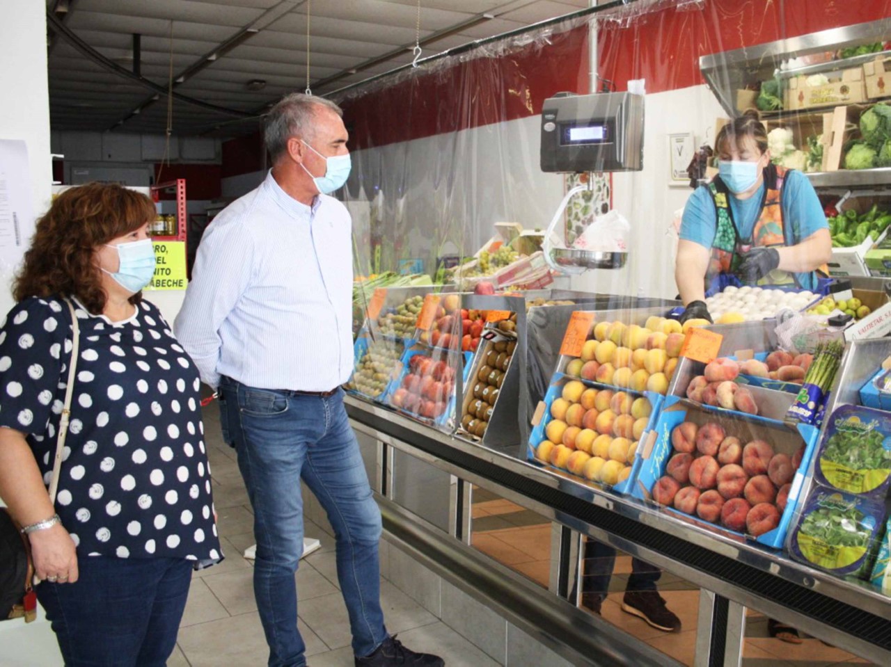 José Mazarías visita en comercio local. / EL ADELANTADO