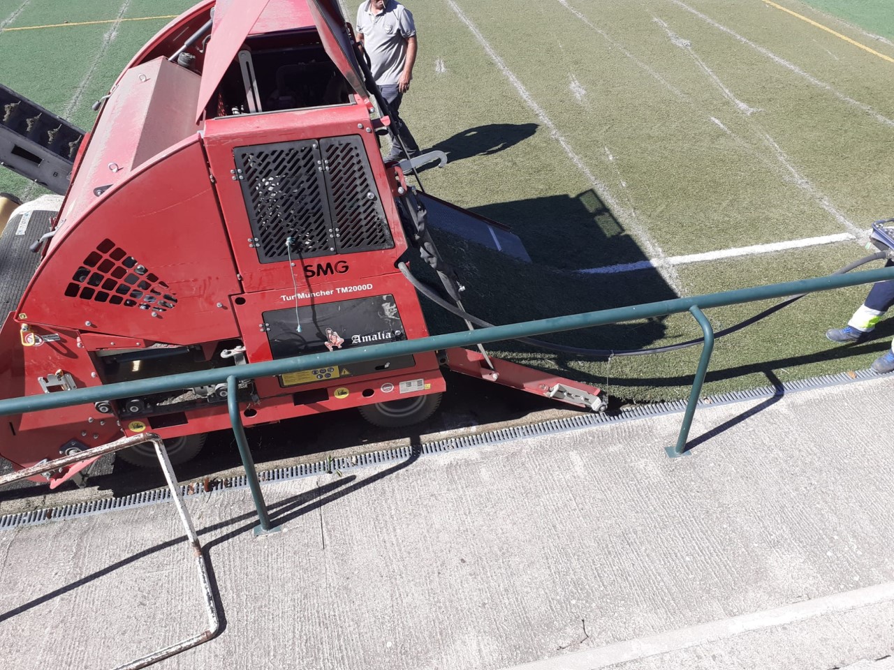 Maquina cambiando el césped artificial del campo de La Mina de Palazuelos de Eresma. / EL ADELANTADO