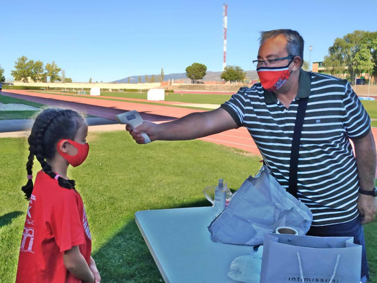 Manrique toma la temperatura a una atleta del CAS. / CAS
