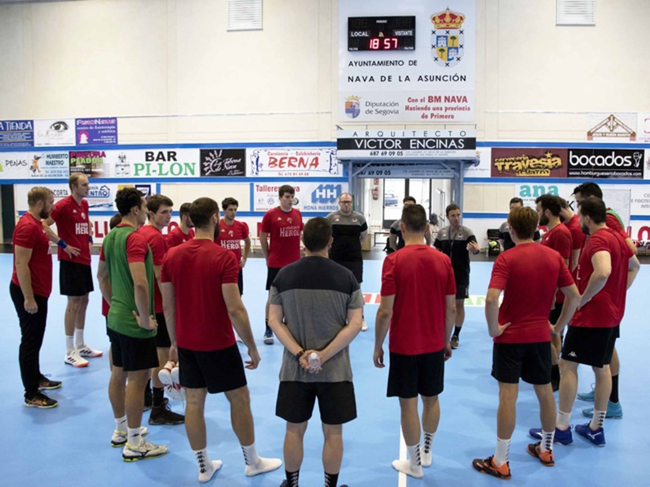 Entrenamiento del Balonmano Nava. / BM NAVA