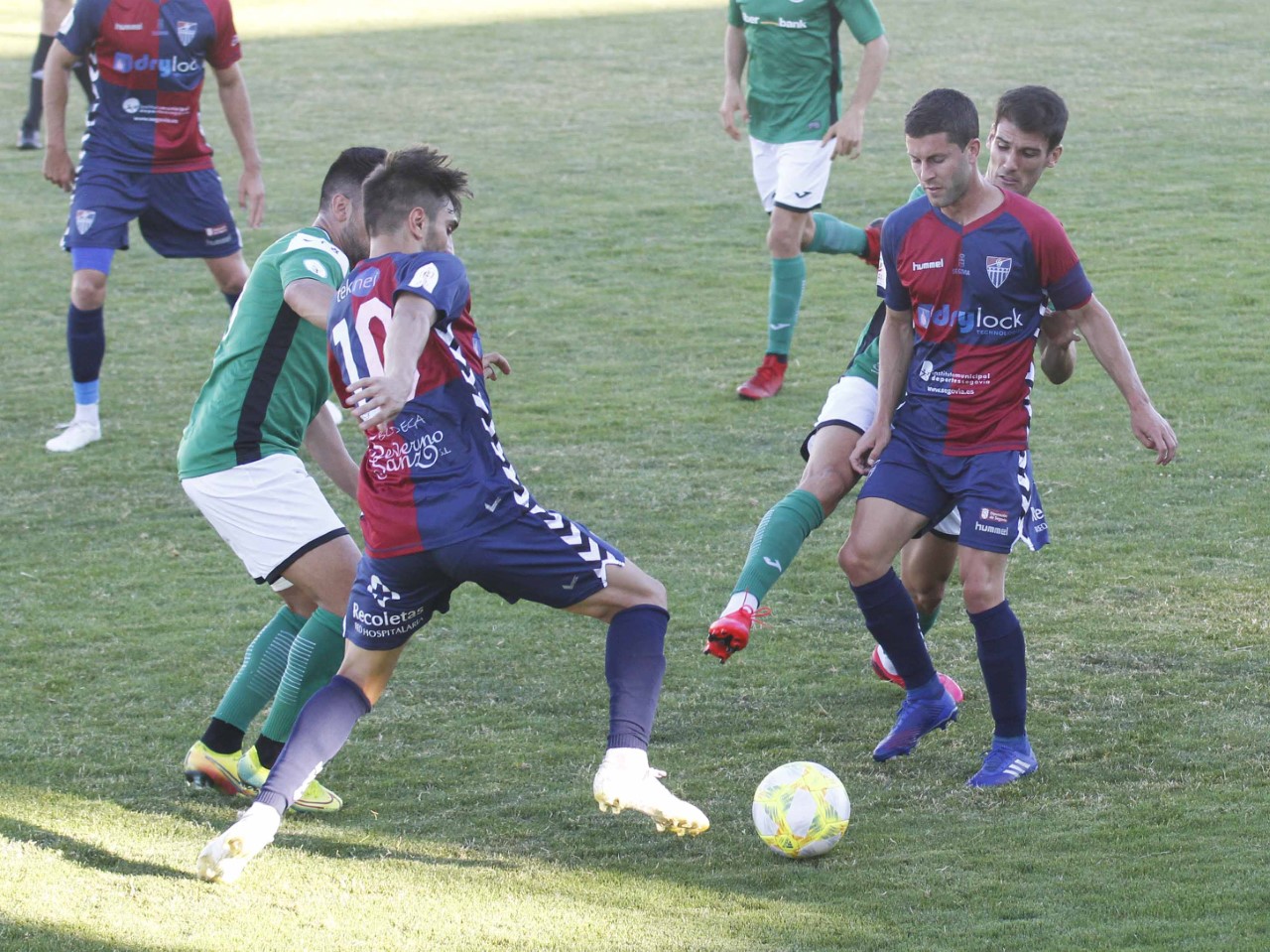 Álex Conde y Manu disputan un balón. / NEREA LLORENTE