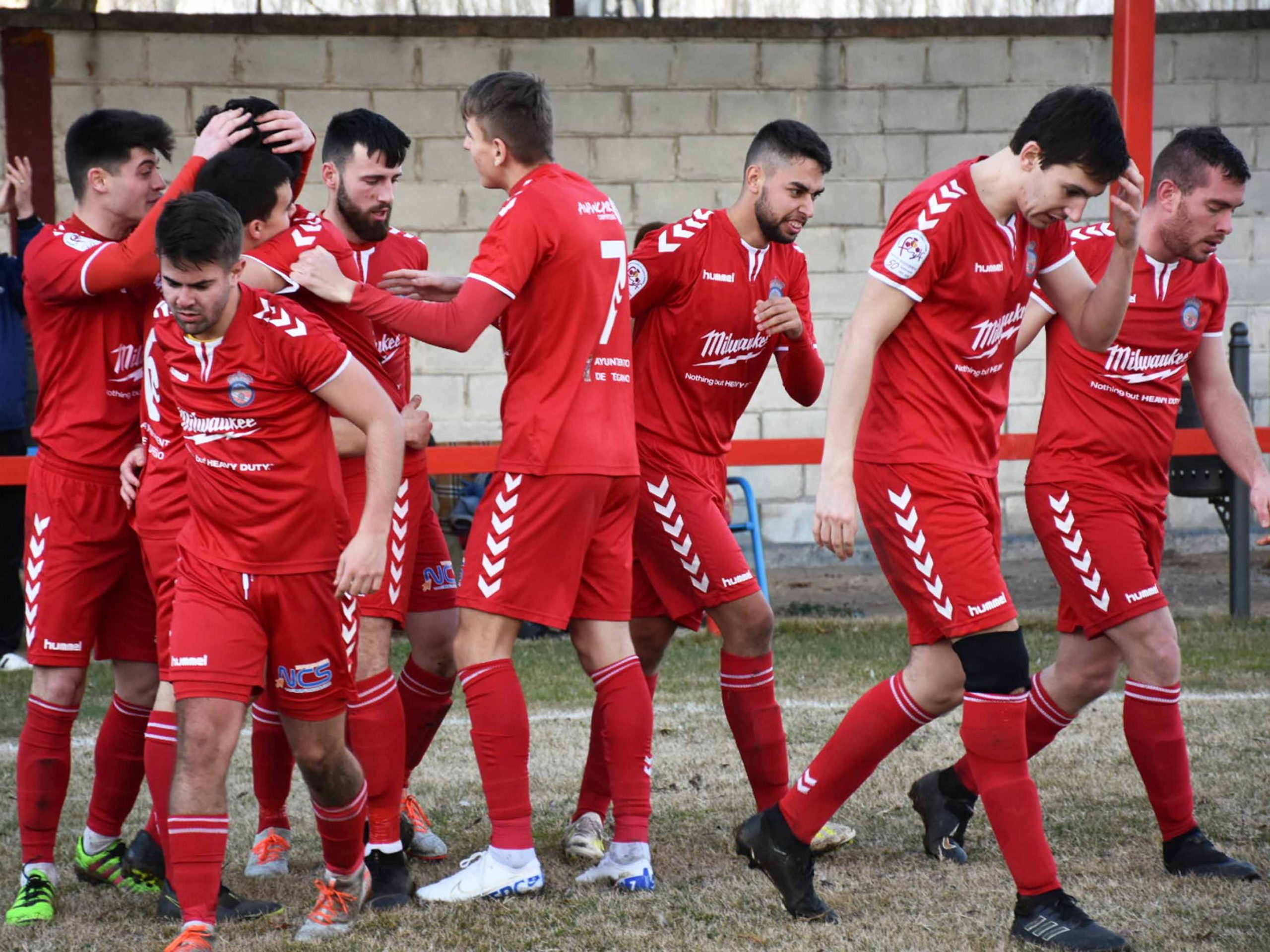 Los jugadores del Turégano CF celebran un gol. / A.M.