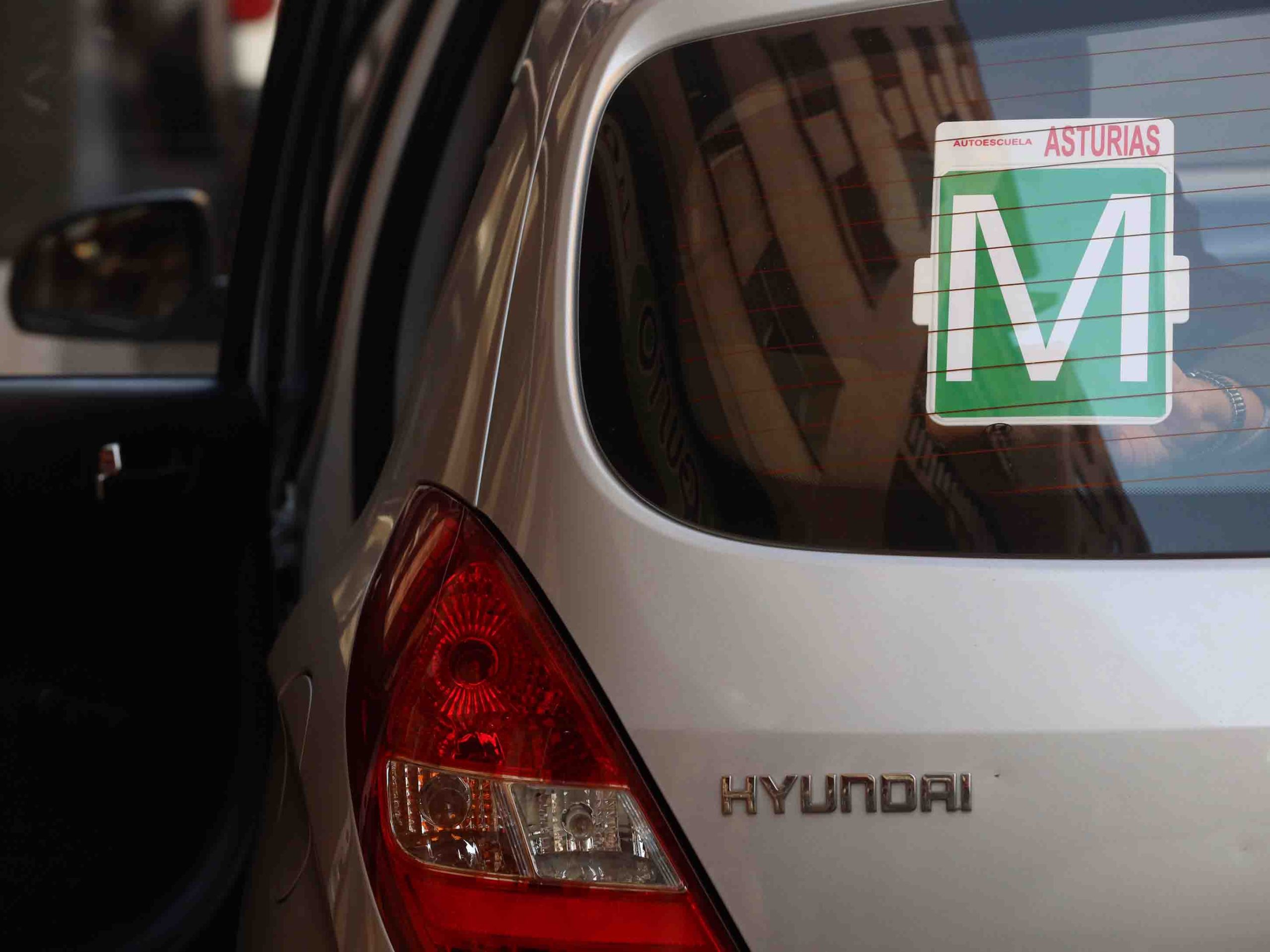 El fiscal que propone la 'M' para conductores mayores: "Es para protegerlos" 1 Señal de una 'M' en un vehículo, polémica propuesta del fiscal jefe de Salamanca, Juan José Pereña. / EFE -JMGARCÍA