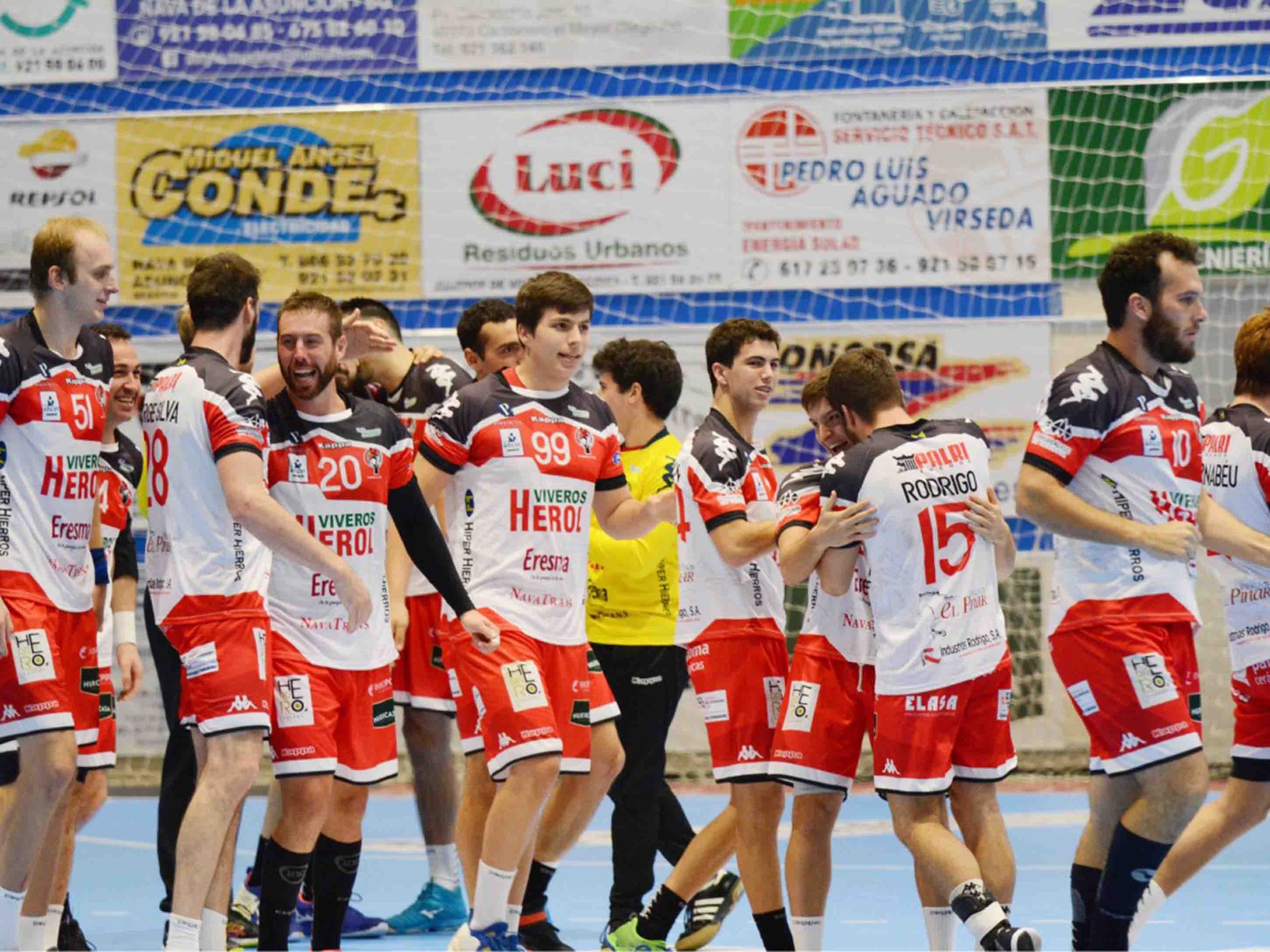 Un gol final de Mota le da al Nava la victoria en un igualado derbi 1 Los jugadores del Balonmano Nava celebran la victoria ante el Atlético Valladolid. / AMADOR MARUGÁN
