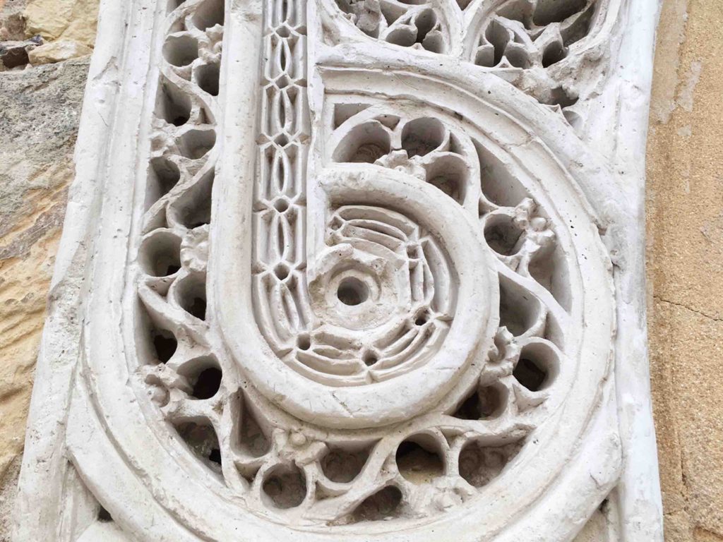 Las yeserías vuelven a lucir en las casas del Señor de Segovia, el rey Enrique 2 Fina tracería en una de las yeserías del Palacio