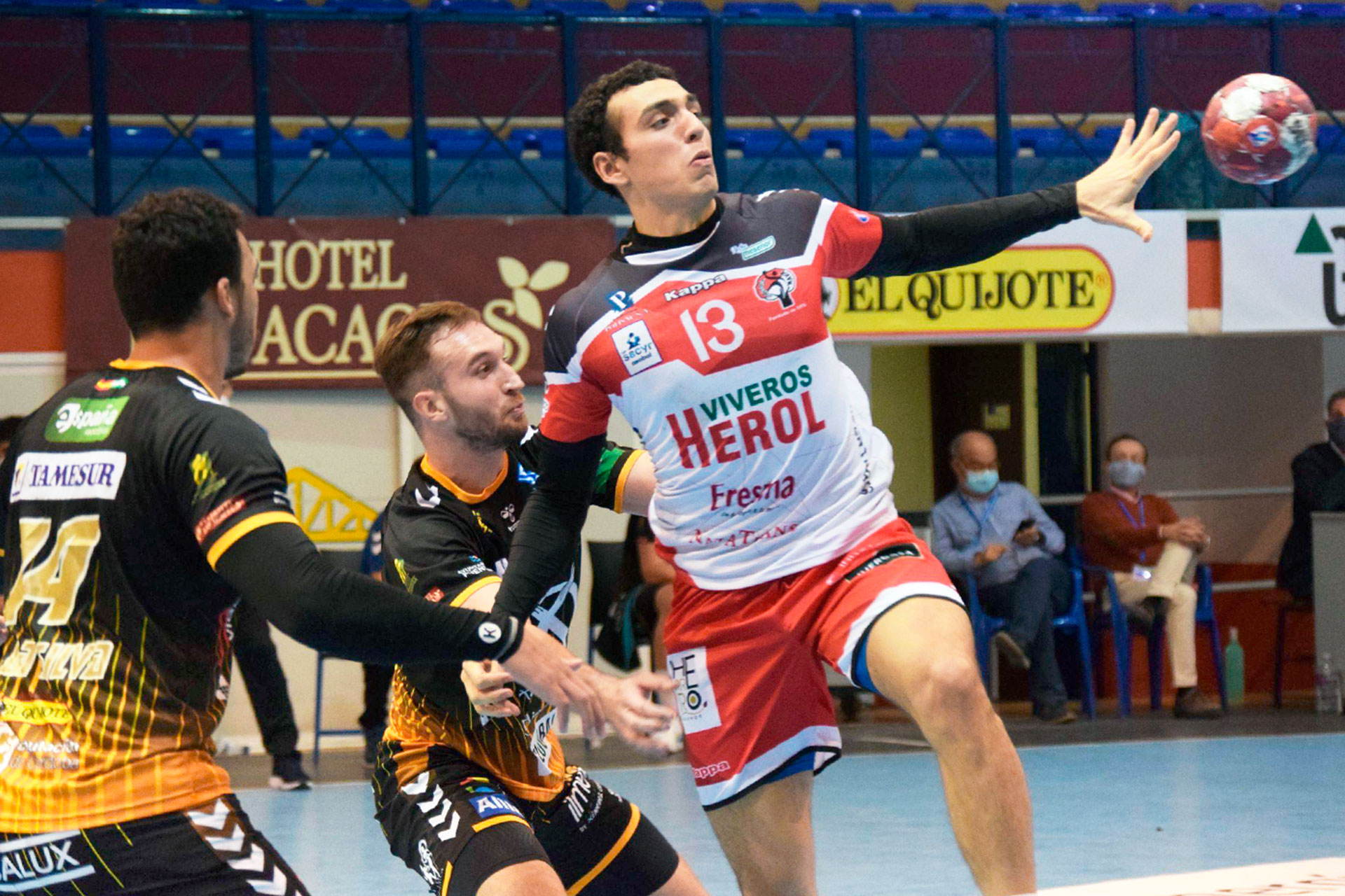 Andrés Moyano deja el balón a un compañero en un ataque segoviano. / ESTEFANÍA HERNÁNDEZ