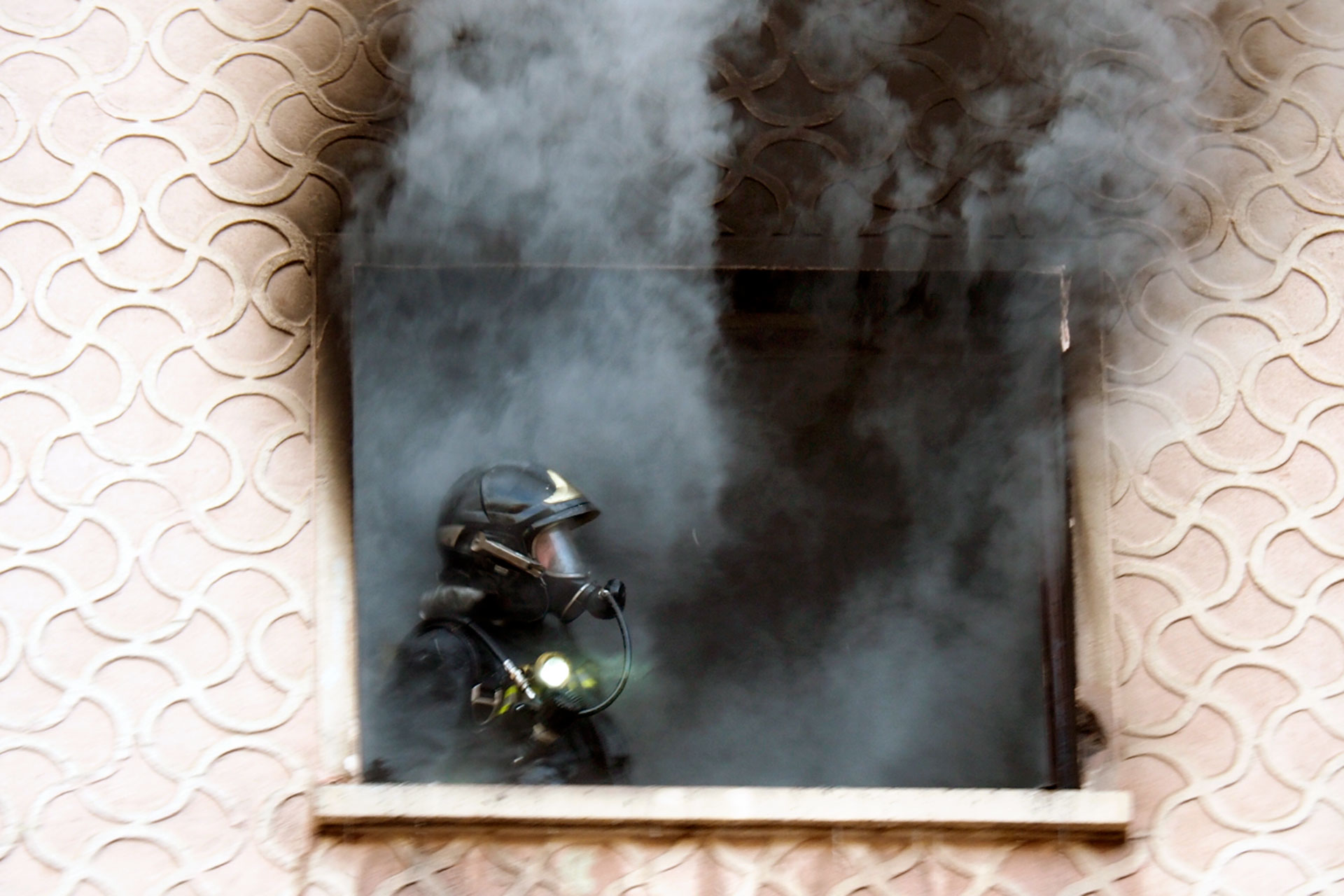 El fuego provocó graves daños en la vivienda y originó la lógica alarma entre vecinos y viandantes, pero no hubo que lamentar víctimas. / M.G