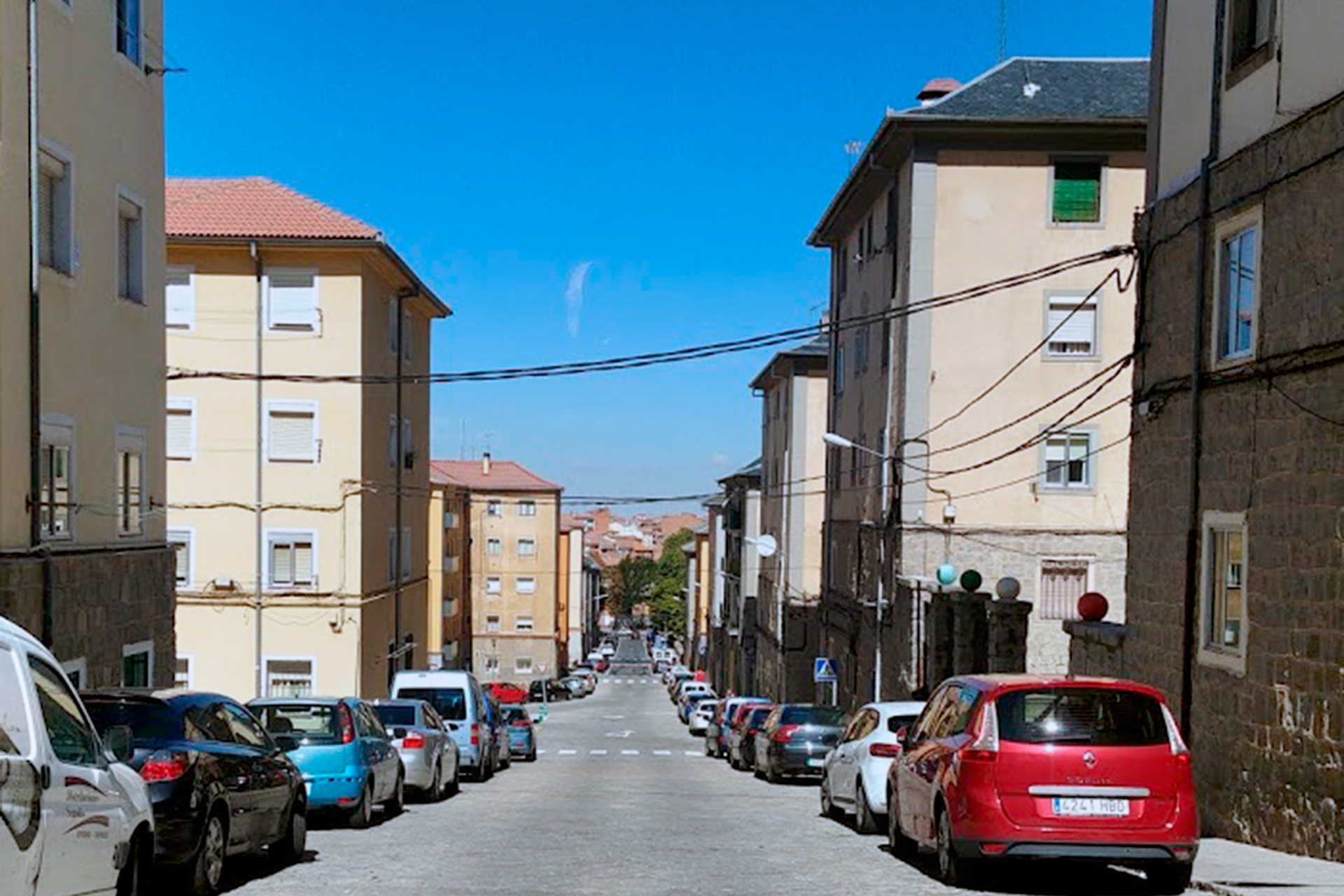 Vista general de la calle de París, una de las principales arterias del barrio de San José. / E. A.
