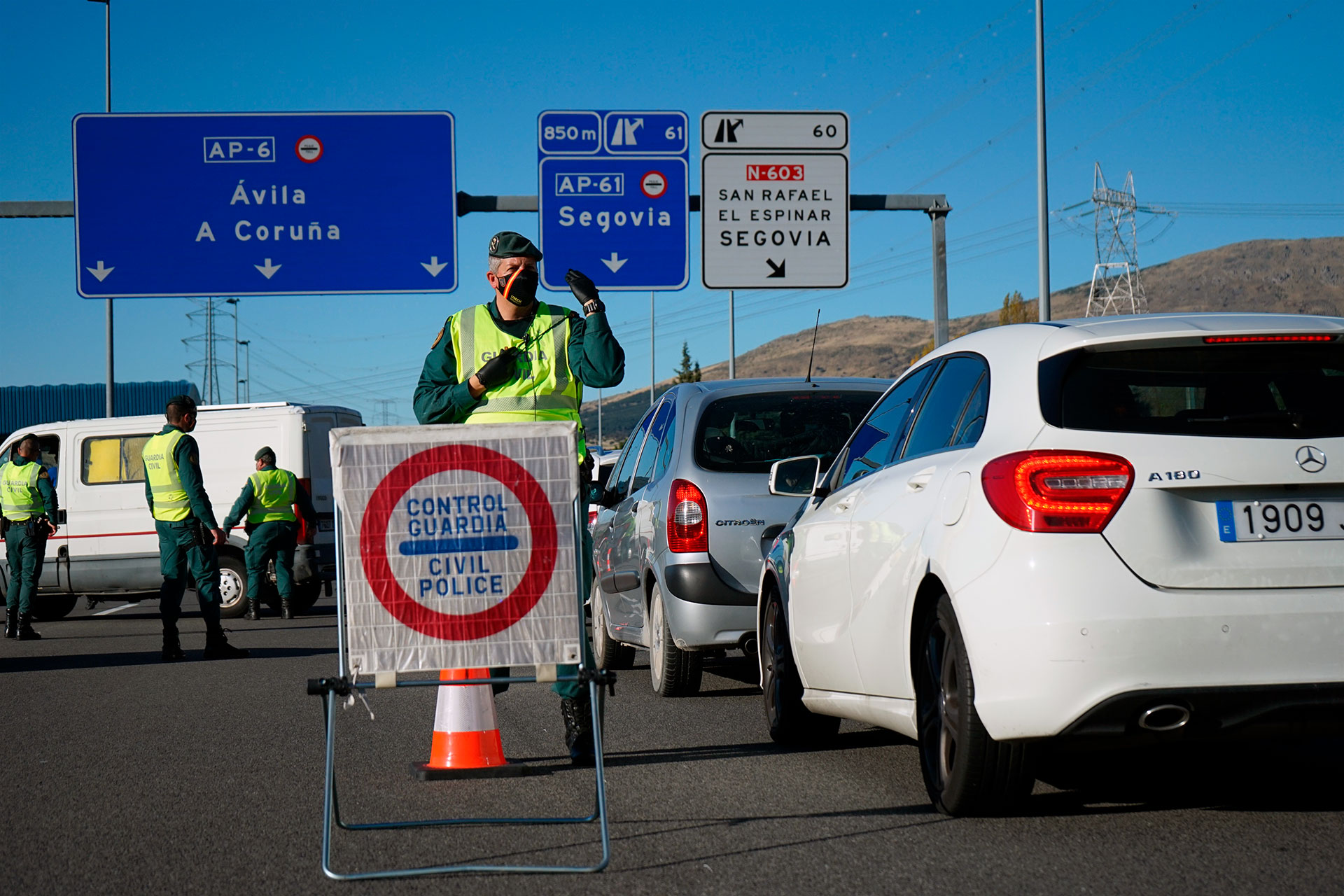 Controles policiales en la AP-6 en el límite de las provincias de Segovia y Madrid. / EUROPA PRESS
