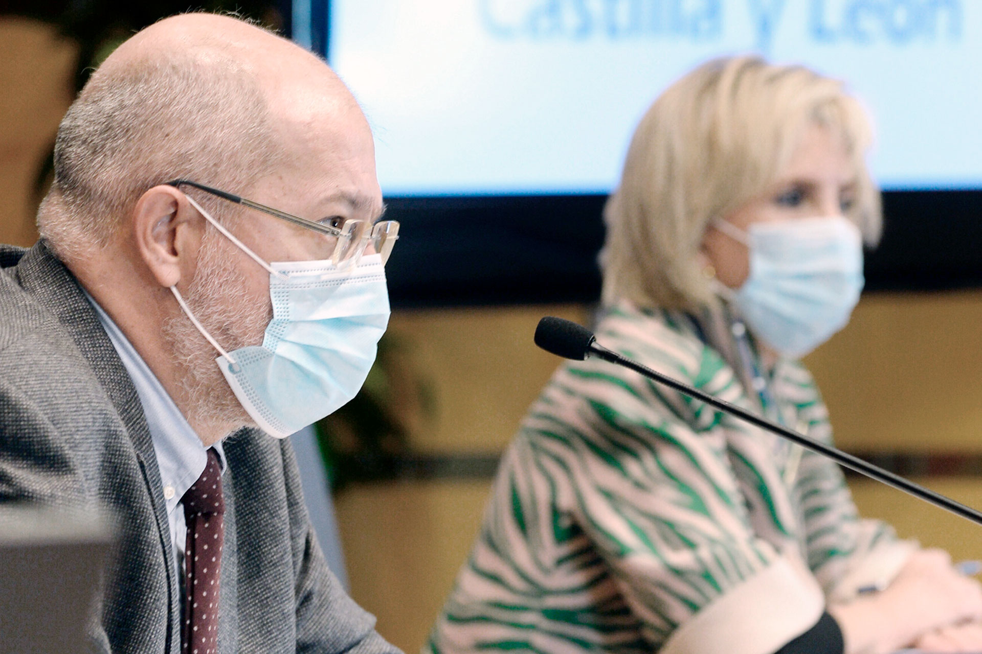 El vicepresidente Francisco Igea y la consejera de Sanidad Veronica Casado trazaron ayer un preocupante panorama en la evolución del coronavirus, que obligará a adoptar severas medidas. / EFE