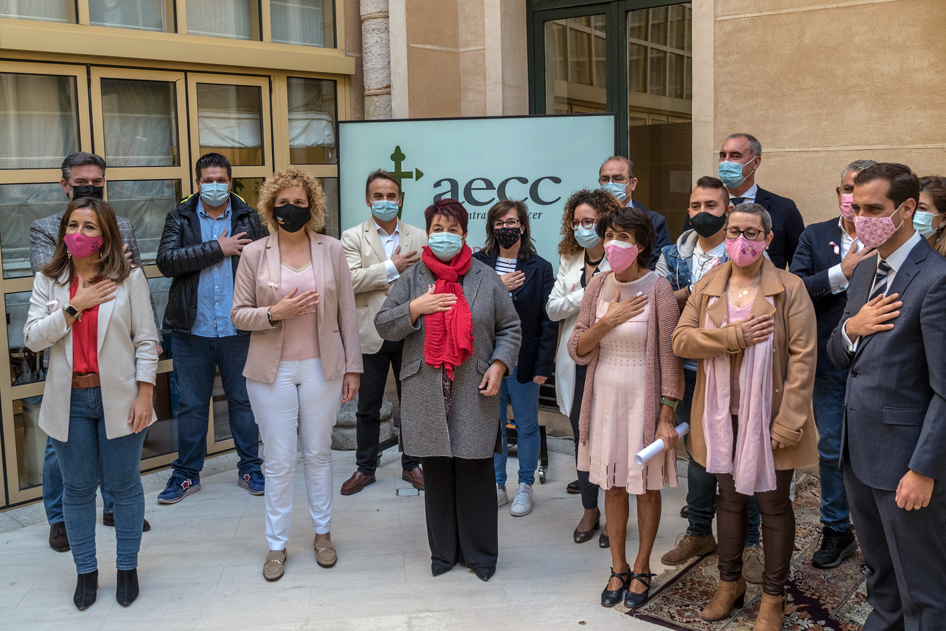 Autoridades, pacientes e integrantes de la Asociación Española Contra el Cáncer en Segovia, tras el acto de lectura del manifiesto celebrado hoy en el patio del Ayuntamiento. / Kamarero