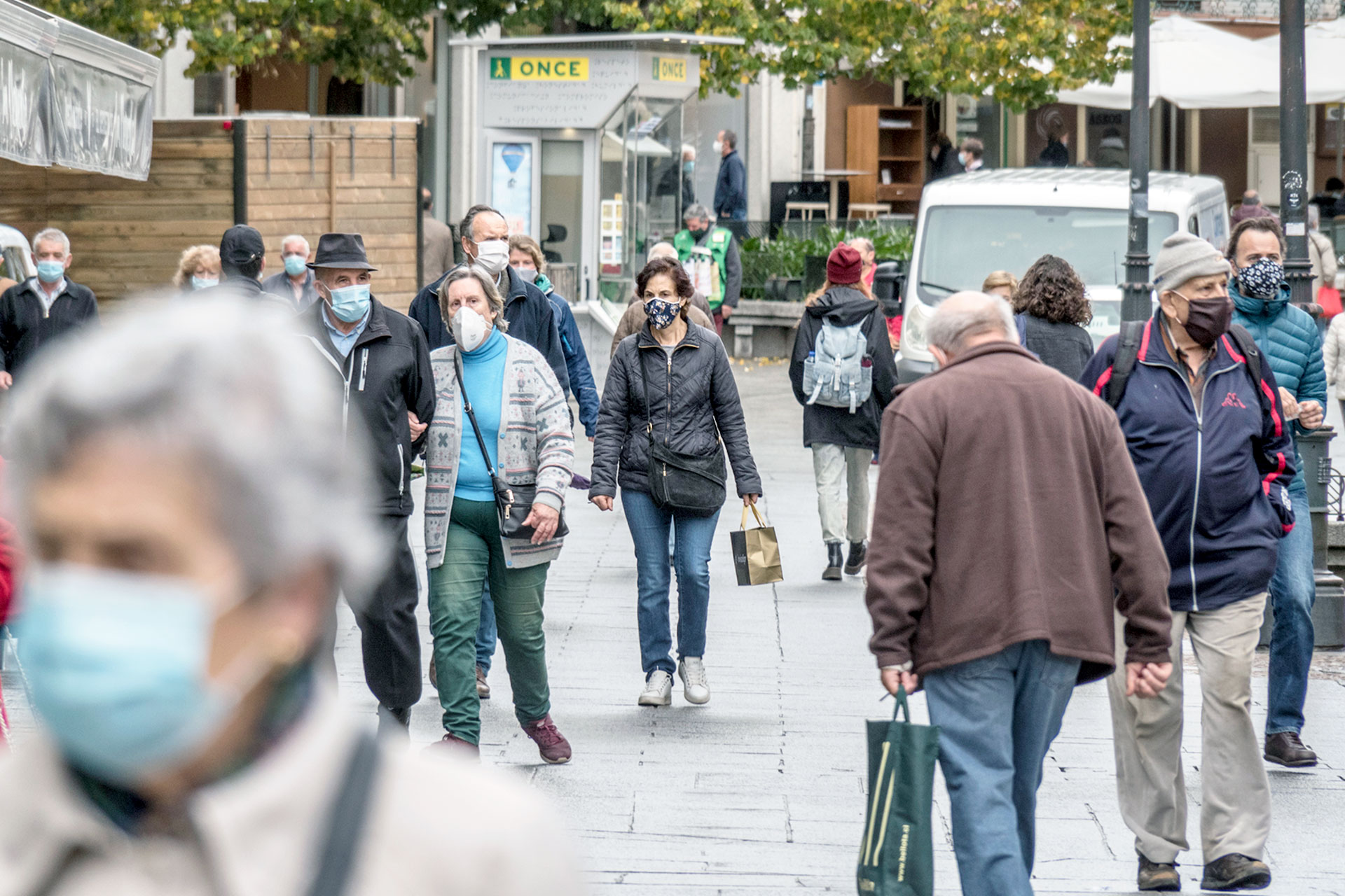 Gente caminando por la calle con mascarillas. / KAMARERO
