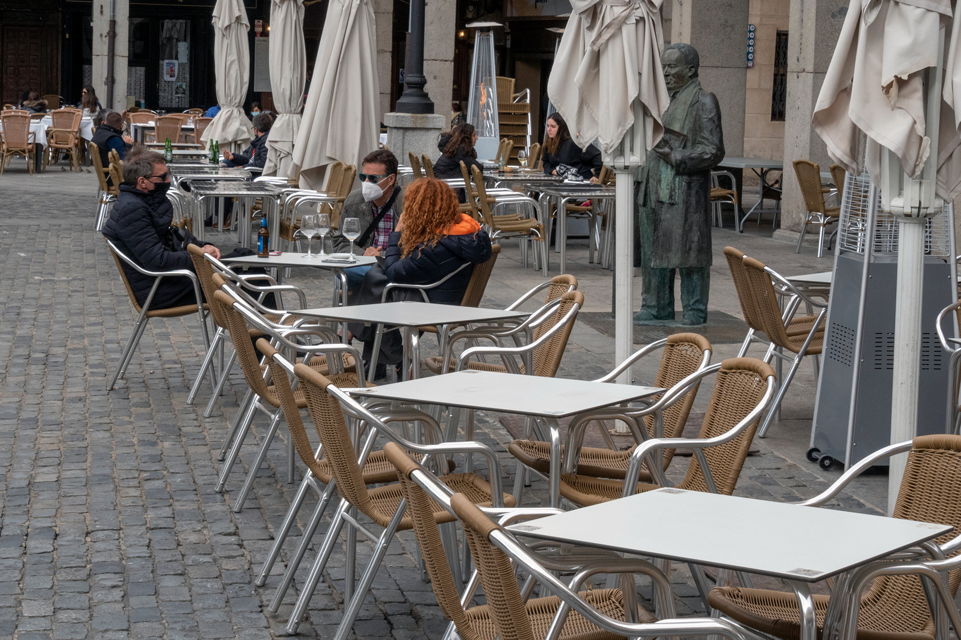 El uso de terrazas es mucho menor en Segovia durante las estaciones frías. / KAMARERO