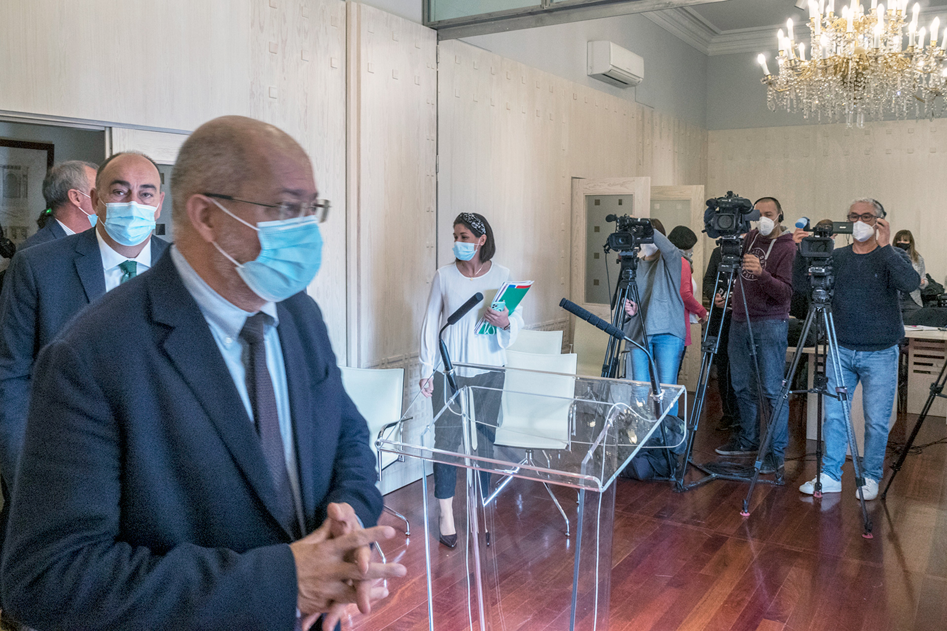 El vicepresidente Francisco Igea, seguido de Miguel Ángel de Vicente, antes de comparecer ante los medios. /KAMARERO