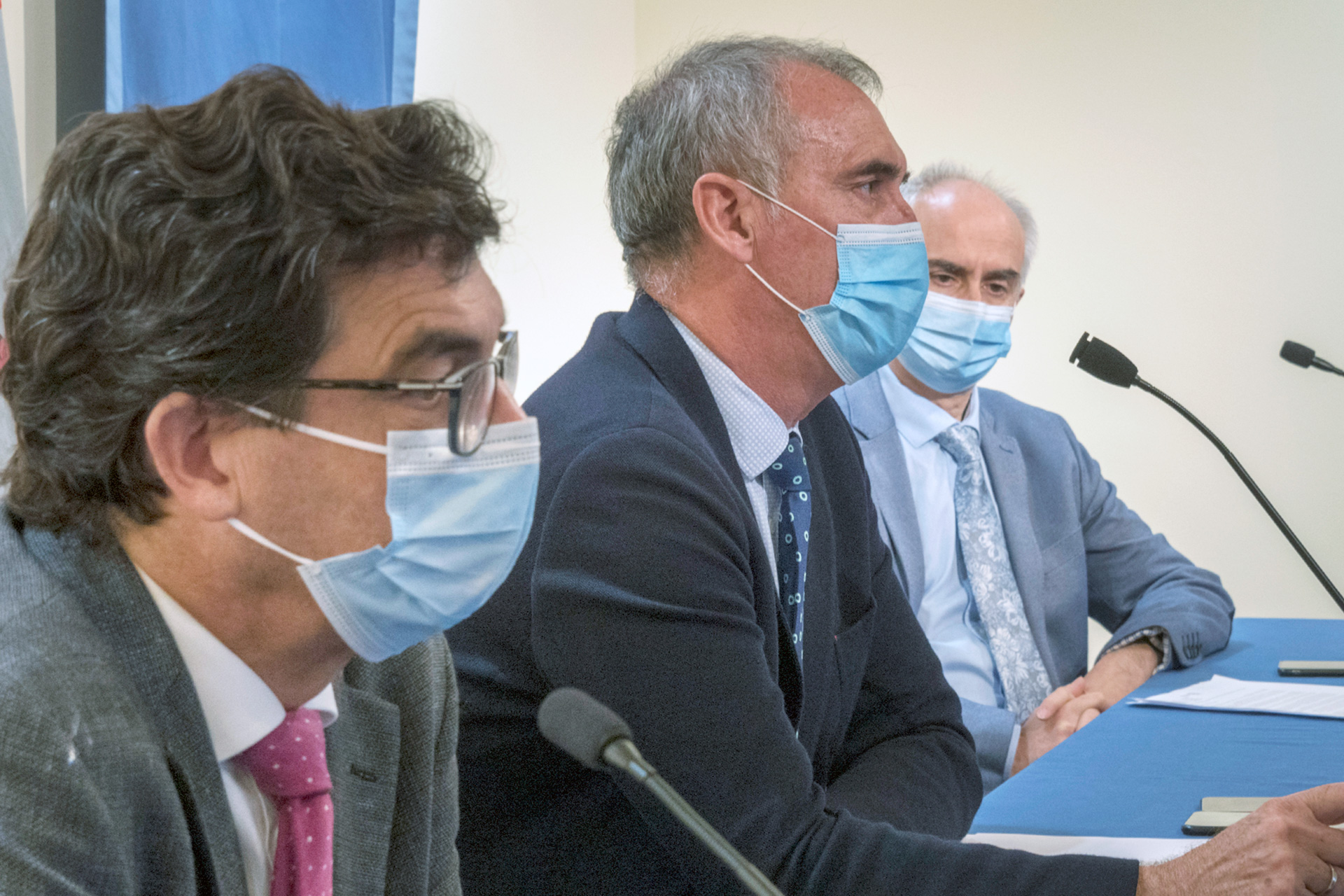 Los cambios en la frecuentación marcan la vuelta de la atención presencial a los consultorios 1 El gerente de Asistencia Sanitaria, Jorge Elízaga (i), el delegado territorial de la Junta en Segovia, José Mazarías (c), y el jefe de Atención Primaria, Luis Gonzálvez. / KAMARERO