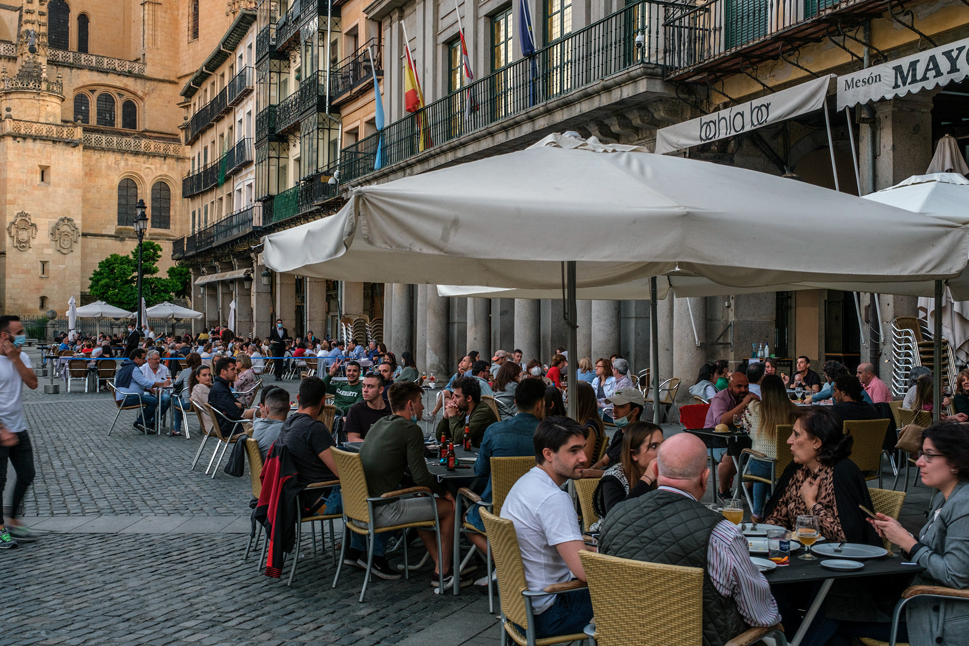 Las terrazas de la Plaza Mayor y de otras lugares de la capital y de la provincia han estado frecuentadas por madrileños las últimas semanas. / Kamarero