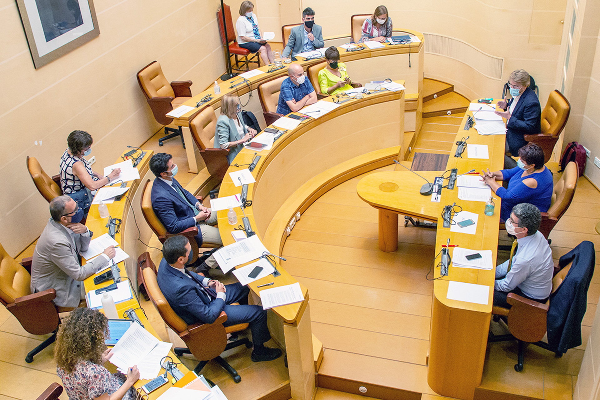 El portavoz socialista y concejal de Hacienda, Jesús García, se dirige al portavoz del PP, Pablo Pérez, en un pleno. / Nerea Llorente