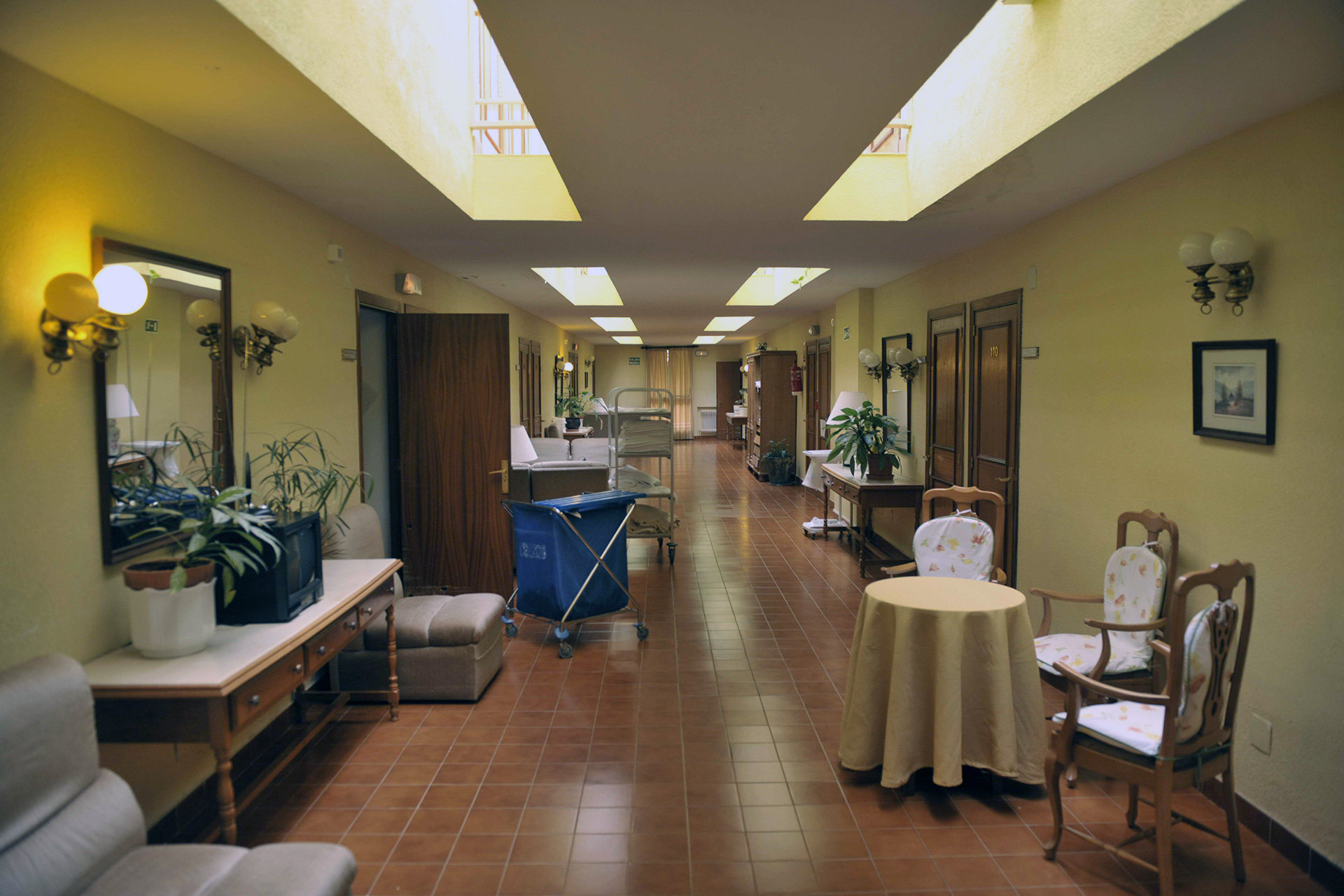 Aumentan a 61 los casos del brote de la residencia de Riaza 1 Interior de la residencia “Rovira Tarazona” de Riaza. / Kamarero