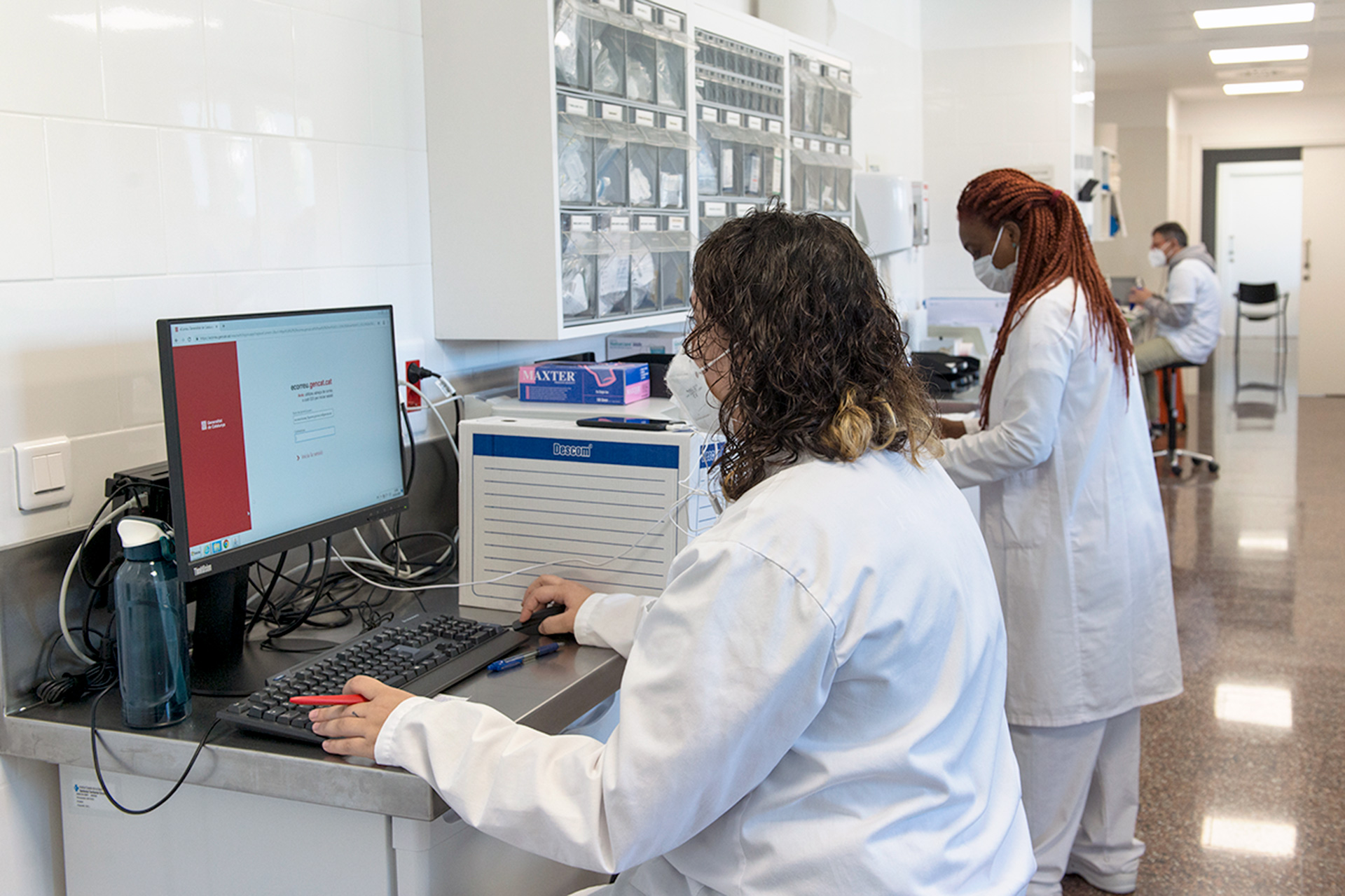 Los rastreadores buscan posibles infectados en las cadenas de contacto de un positivo confirmado. / E.P