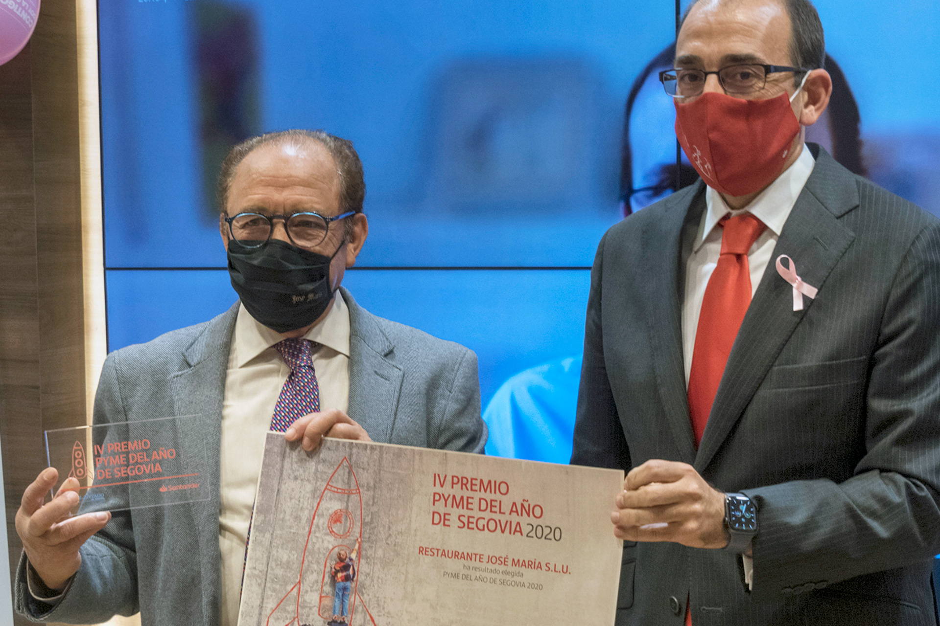 José María Ruiz recibio el premio de manos del director territorial de Castilla y León del Banco Santander, Javier Martín. / KAMARERO