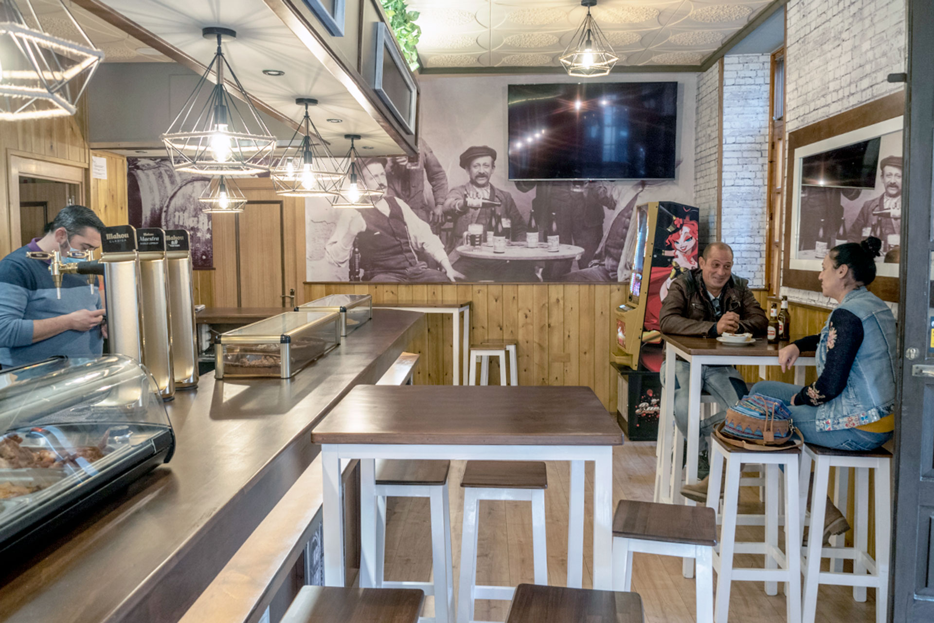 A las malas condiciones meteorológicas se suma la prohibición de servir en barra. / Kamarero