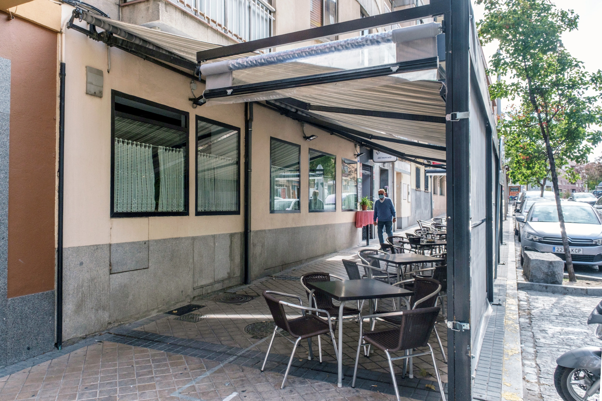 Vista del exterior de una terraza de Segovia con una instalación de cortavientos. / KAMARERO