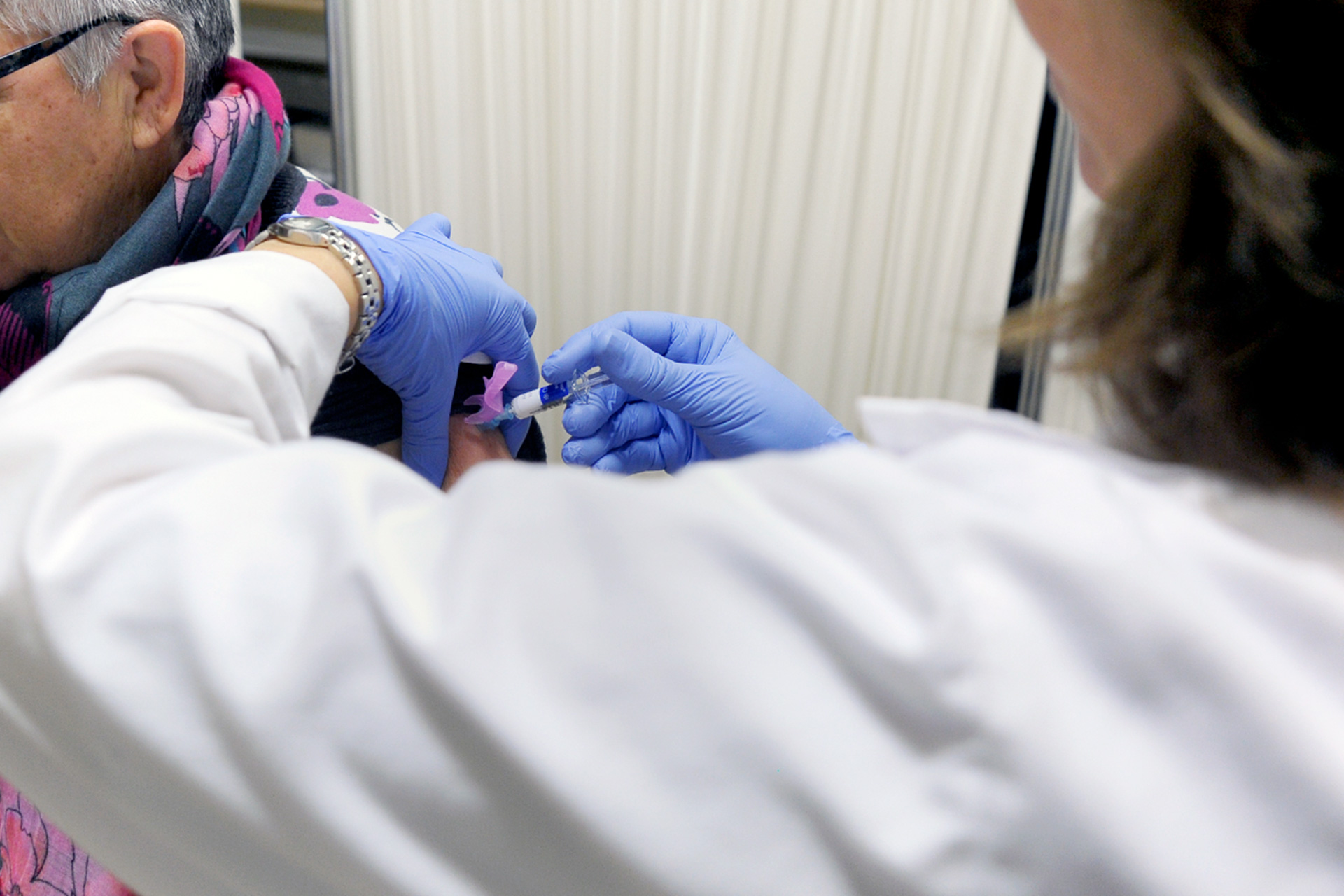 La provincia dispone de 46.040 vacunas contra la gripe este mes 1 Los mayores de 75 años tendrán prioridad en la campaña de vacunación contra la gripe. / KAMARERO