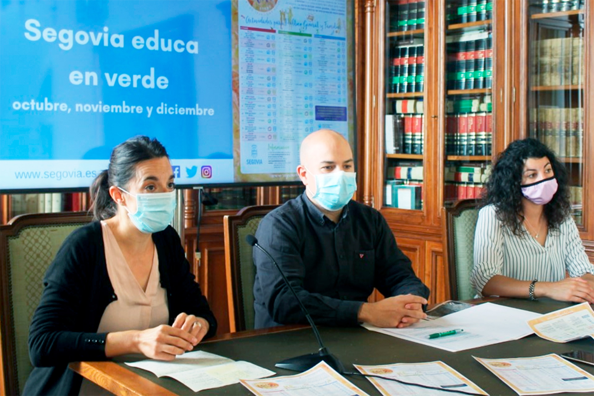 El concejal de Medio Ambiente, Ángel Galindo, junto a dos monitoras del programa de educación ambiental.  / E.A