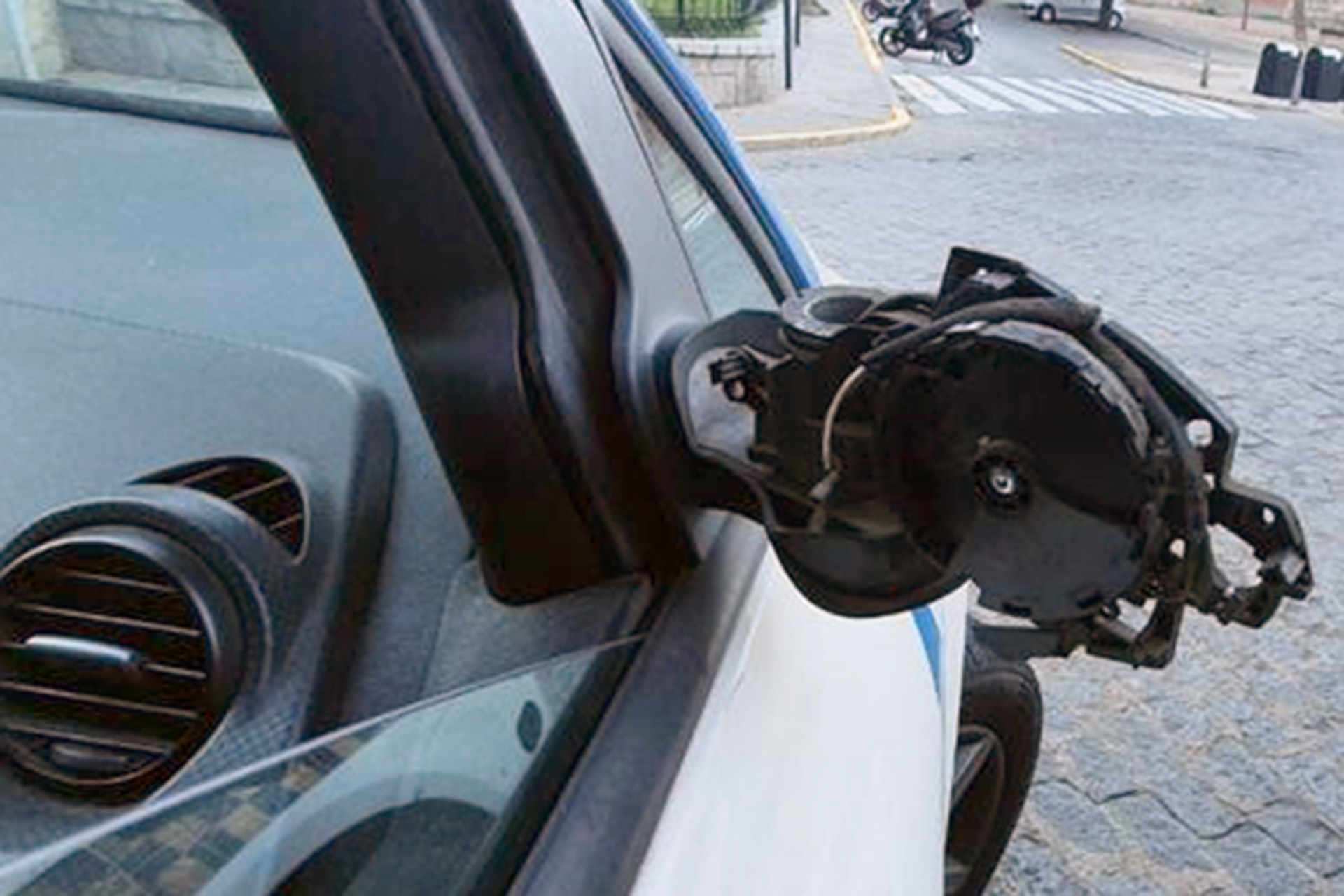 El PP denuncia el mal estado de los vehículos de la Policía Local 3 06 2 espejo retrovisor coche policia