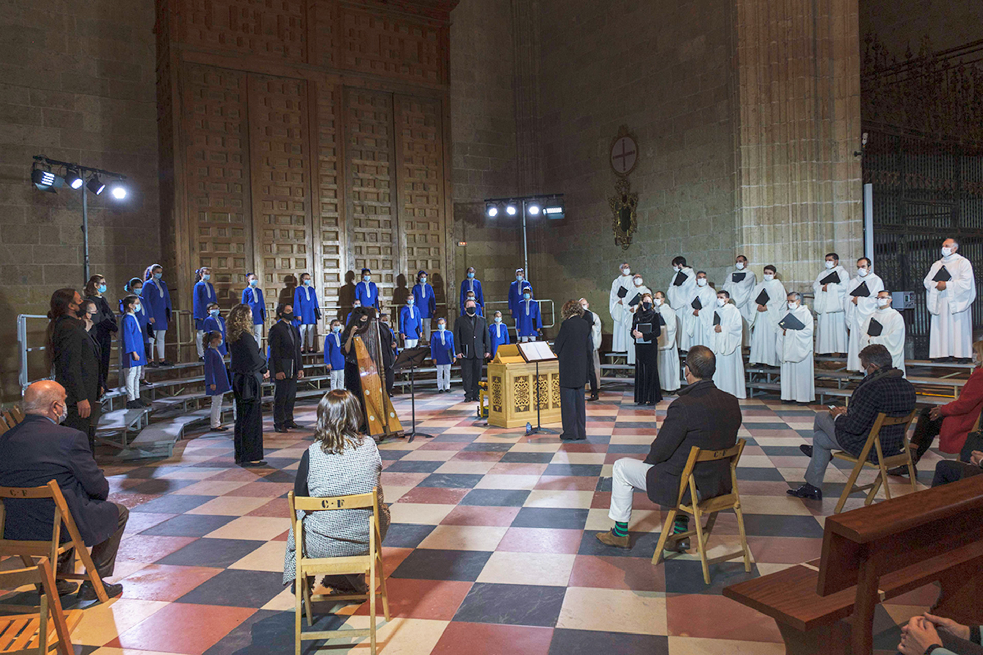 Las tres formaciones se situaron junto a la Puerta de San Geroteo de la Catedral. / Kamarero
