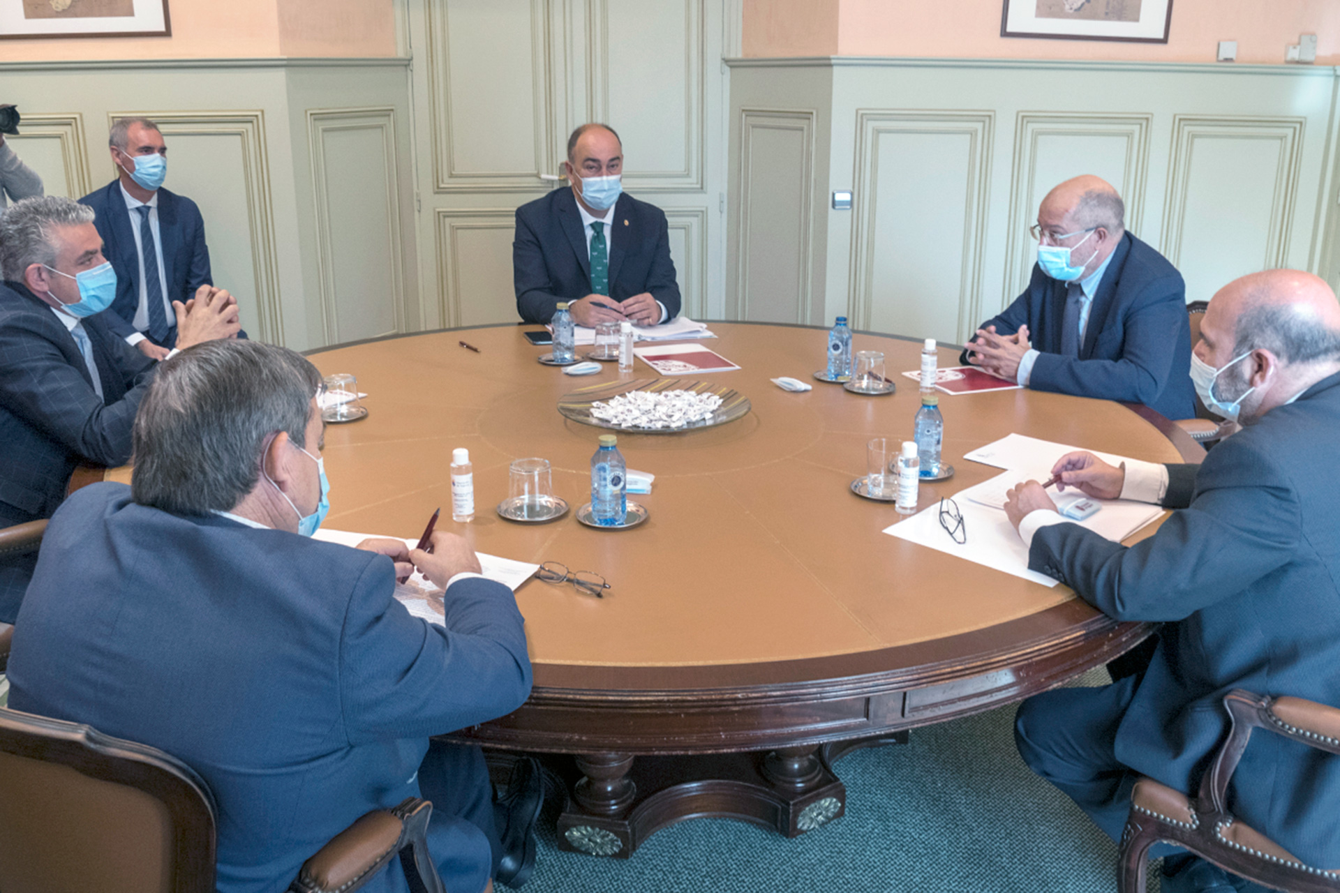 Un momento de la reunión mantenida ayer en el Palacio Provincial. /KAMARERO