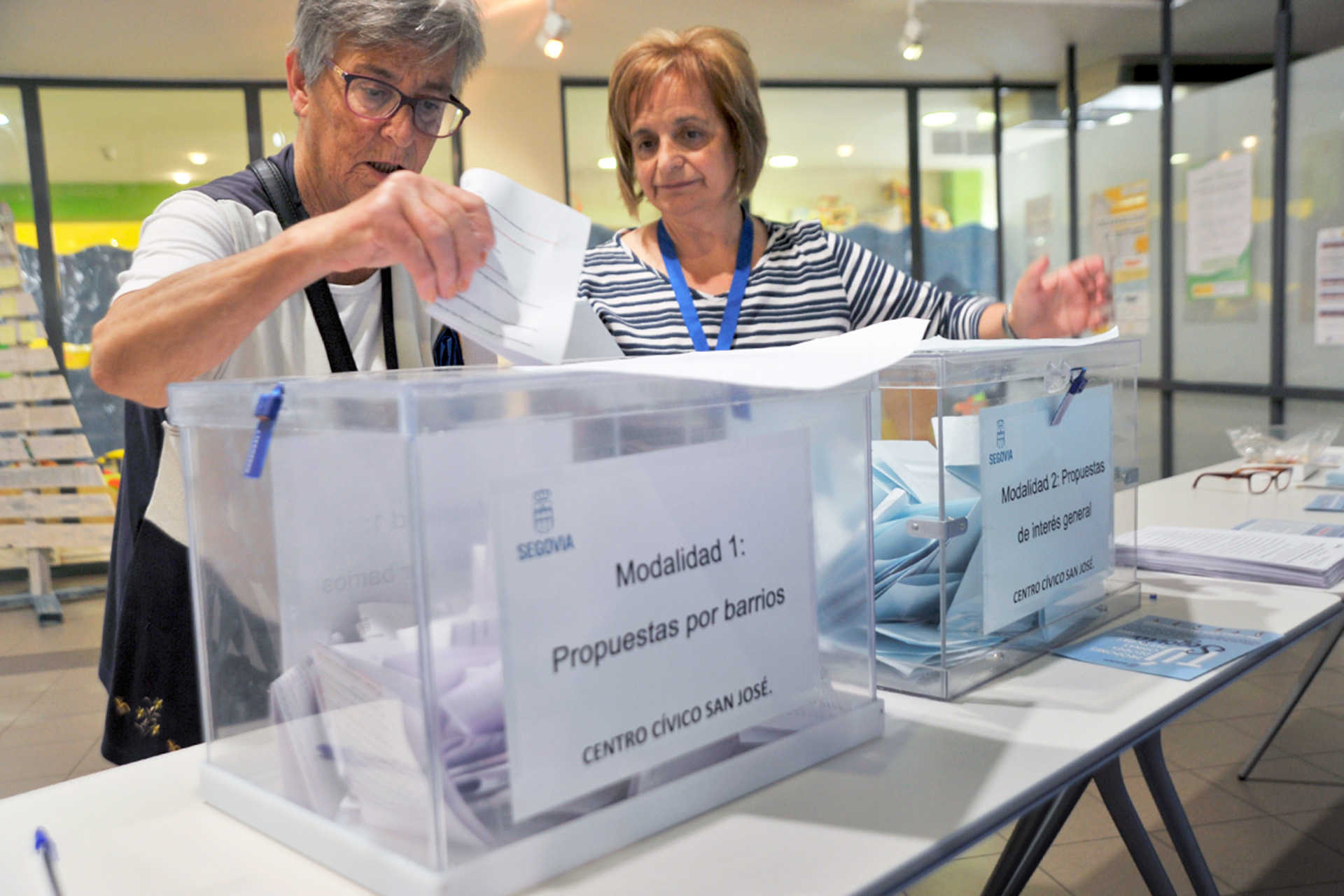 Votación presencial de los presupuestos participativos en el Centro Cívico de San José, en 2019. / KAMARERO