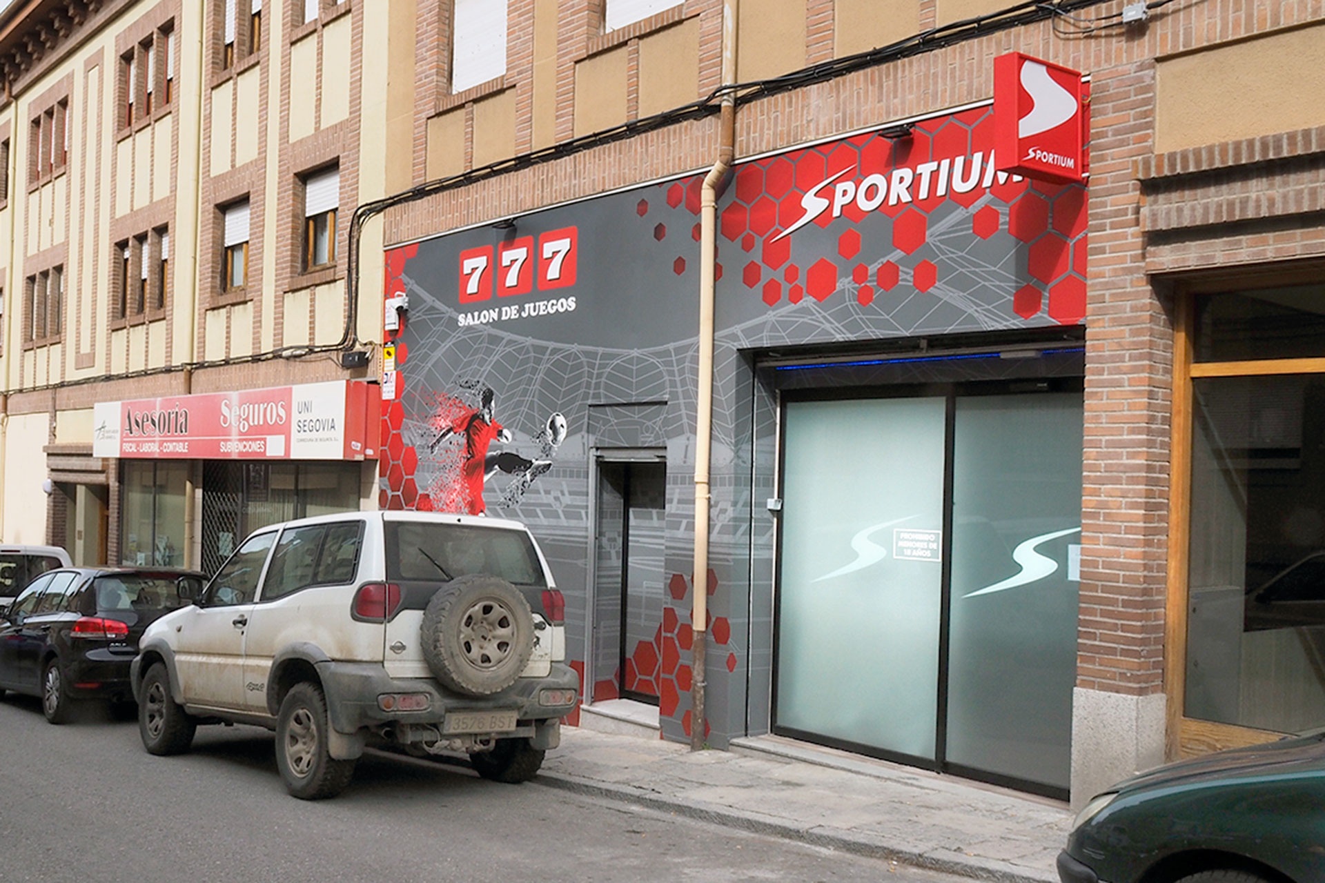 Arranca una asociación para rehabilitar a los jugadores de azar 1 Exterior de un local de apuestas en la calle Santa Catalina, en Segovia. / NEREA LLORENTE