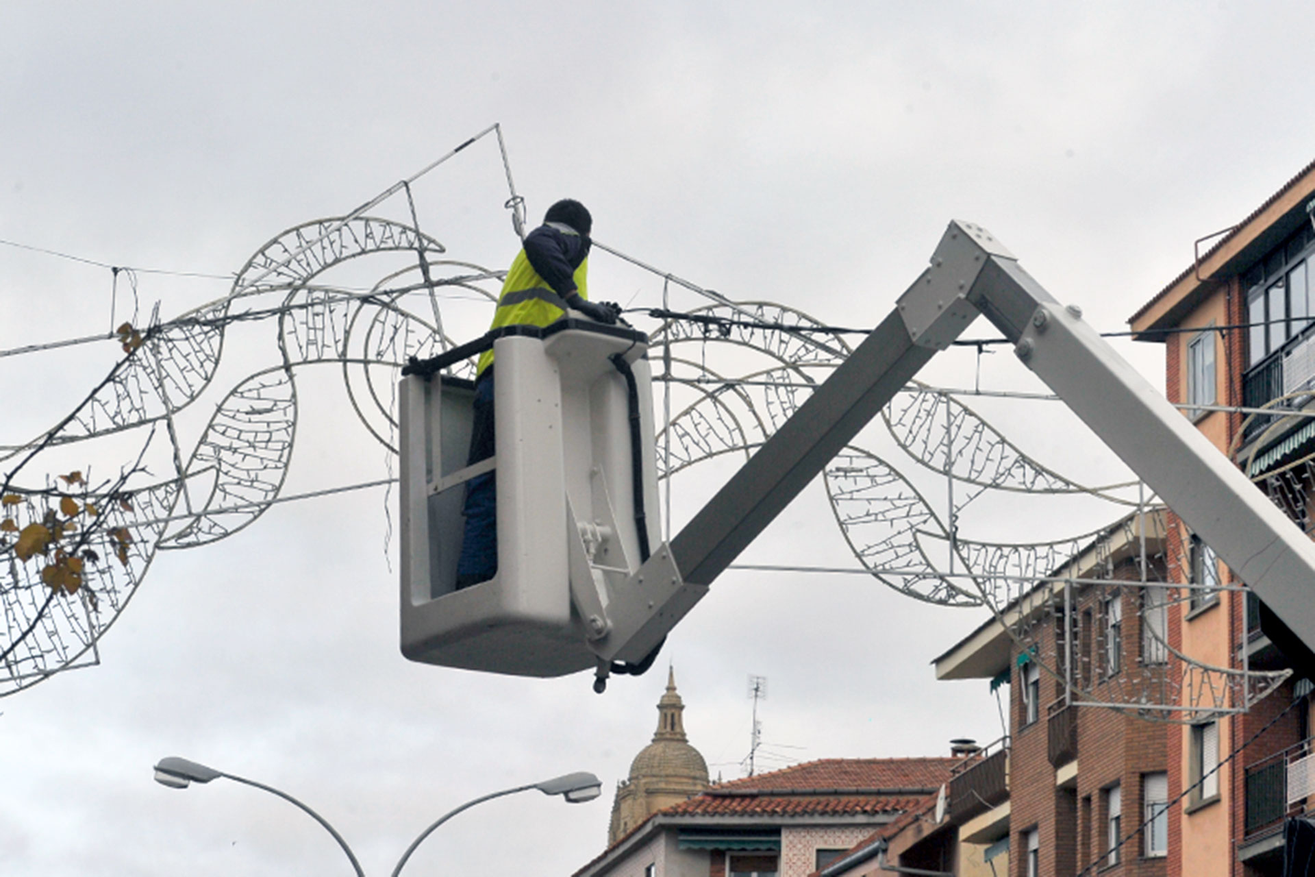 Instalación de un arco luminoso en noviembre de 2019. / Kamarero