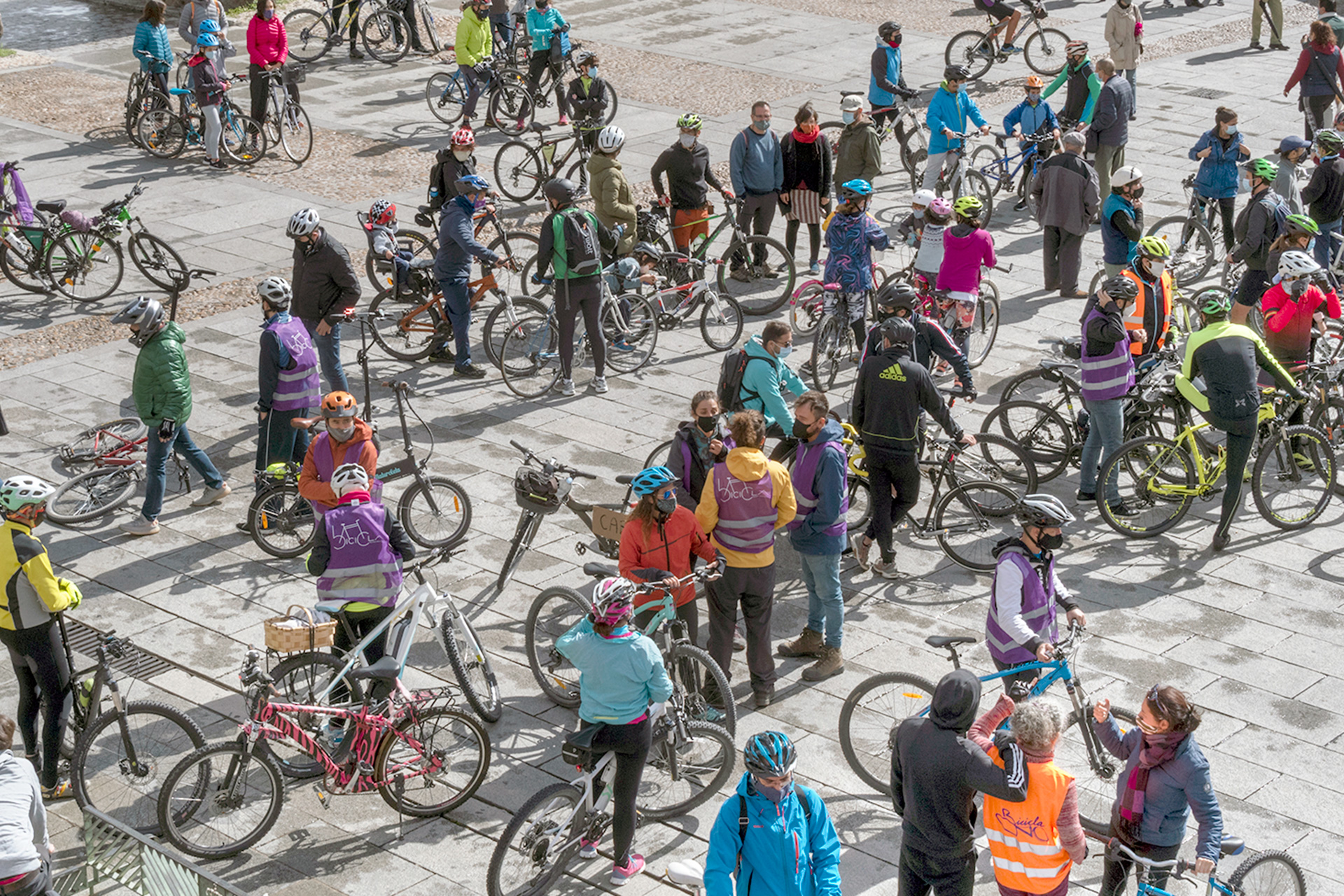 Algunos de los participantes en la marcha ciclista, antes de su inicio, en la plaza de la Artillería. / Kamarero