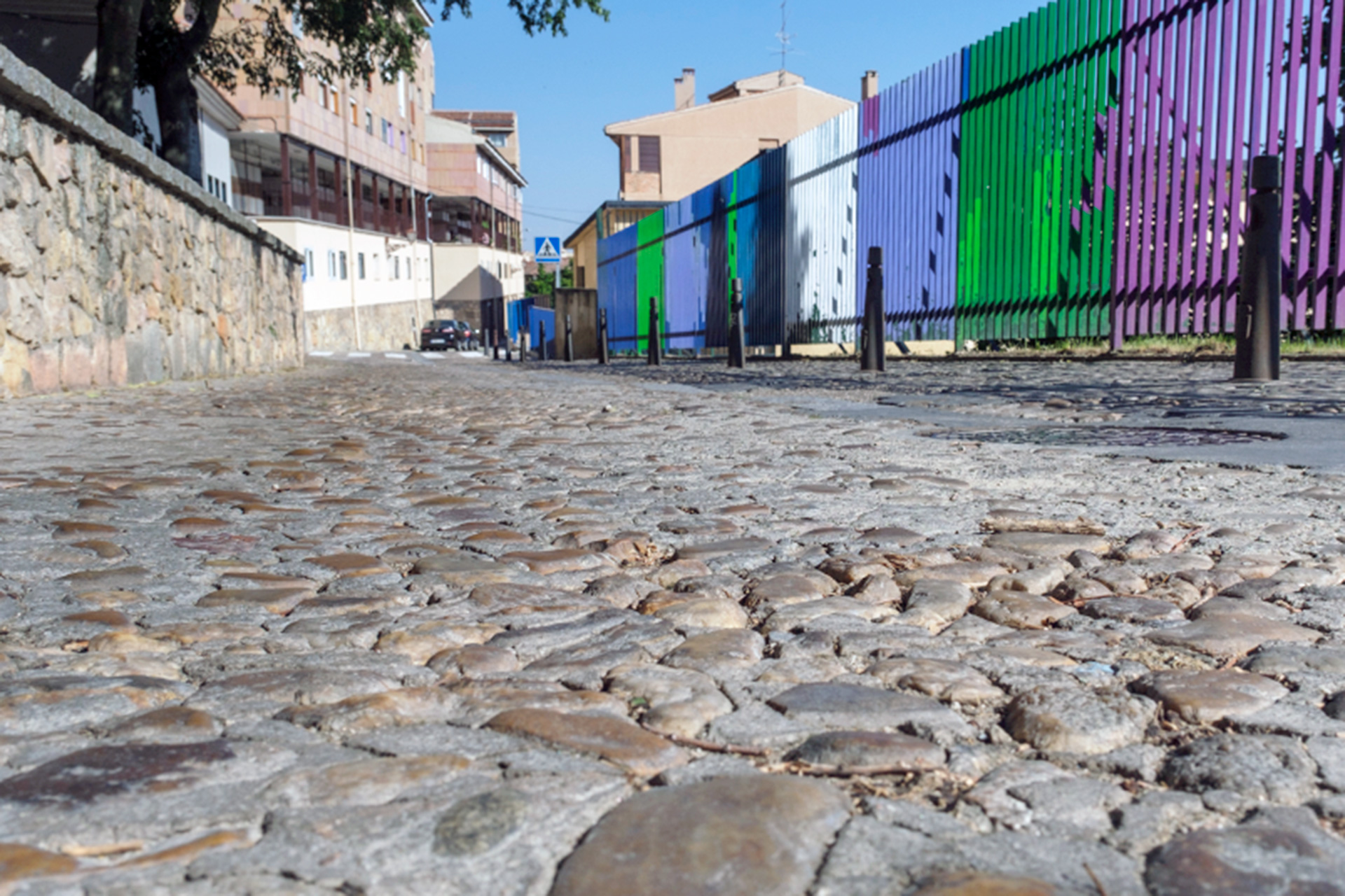 El emborrillado de la calle del Taray se sustituirá por adoquín de granito. / Kamarero