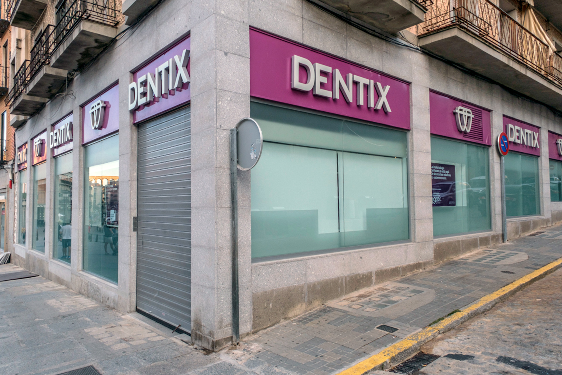 Vista de la clínica de Dentix, en la avenida del Acueducto. / KAMARERO