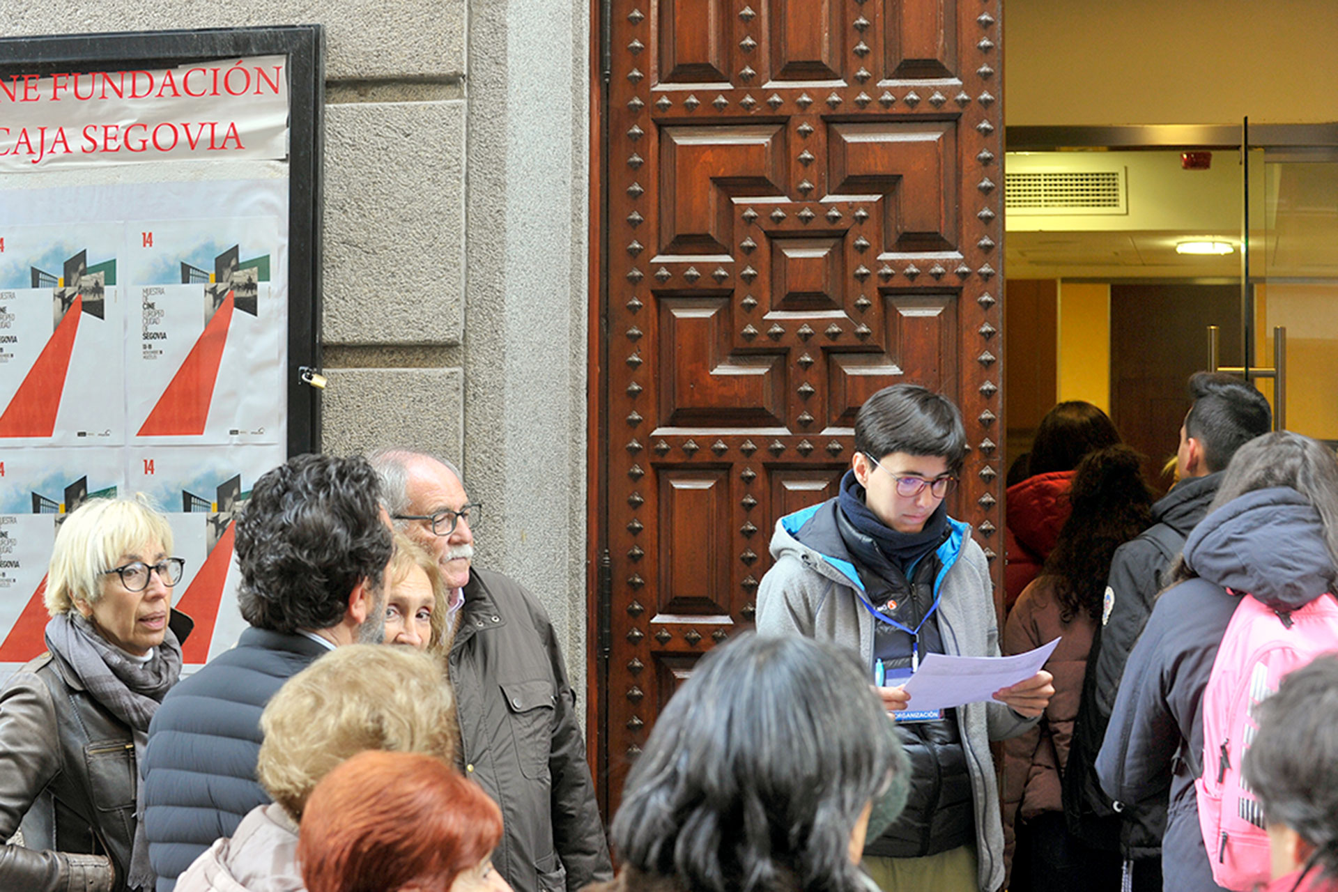 Espectadores del ciclo ‘La mirada necesaria’ de Muces, el año pasado a la puerta de la sala Caja Segovia. / Kamarero