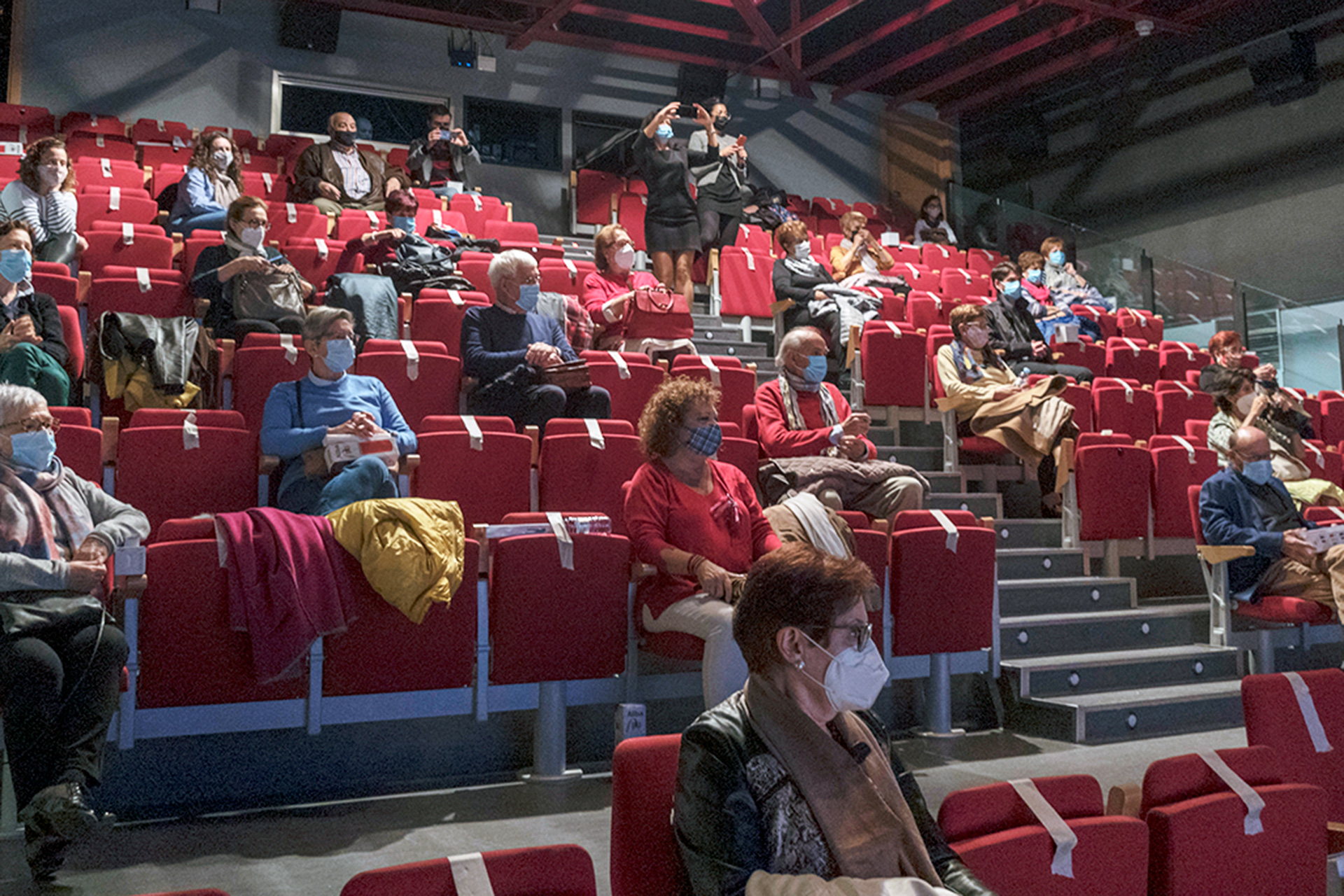 Hablando se hace democracia 1 Sala Julio Michel, ayer durante la actividad ‘Un café por Europa’. / Kamarero