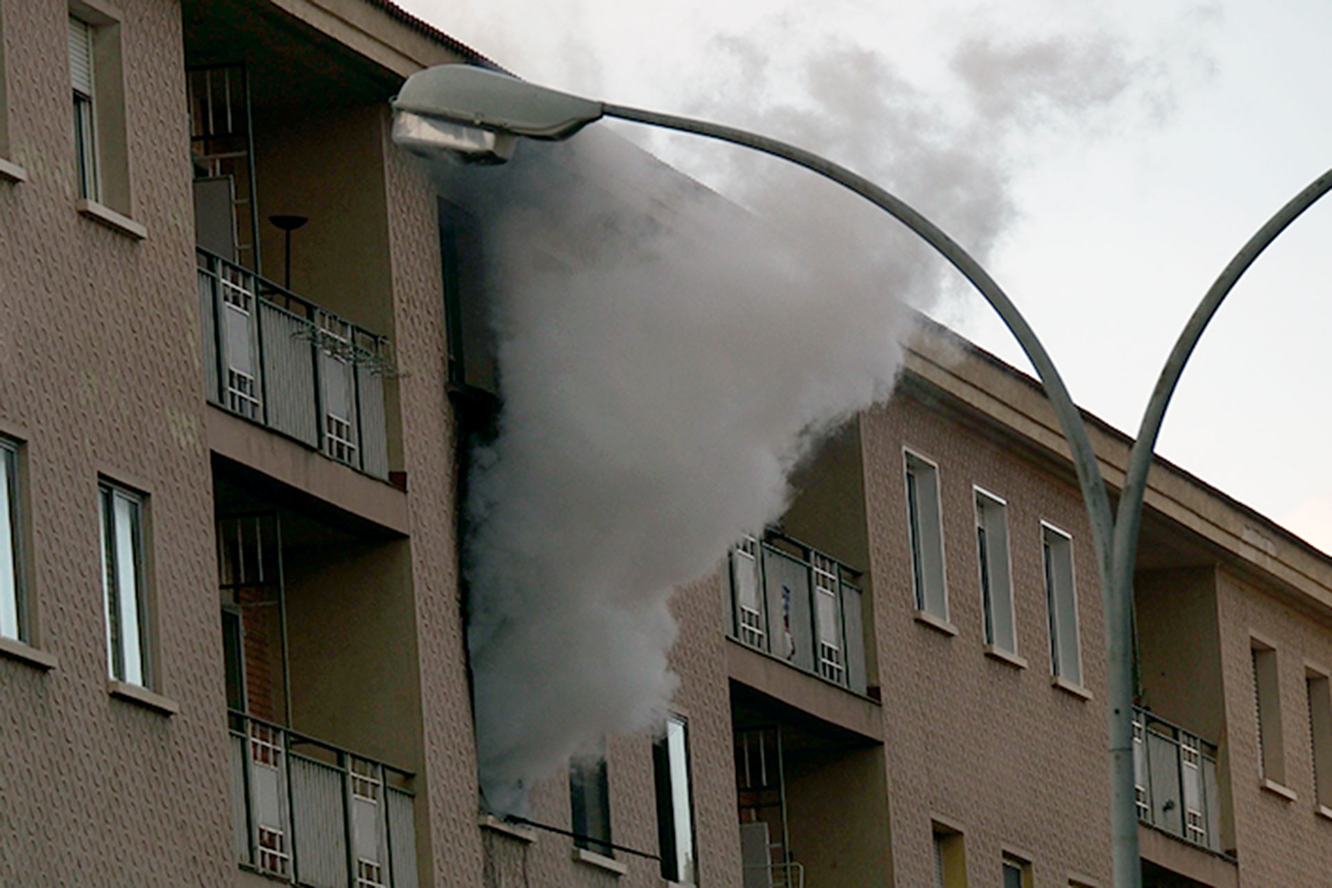 Un incendio arrasa una vivienda de la calle Ezequiel González 1 08 2mg incendio vivienda Ezequiel Gonzalez DSC551