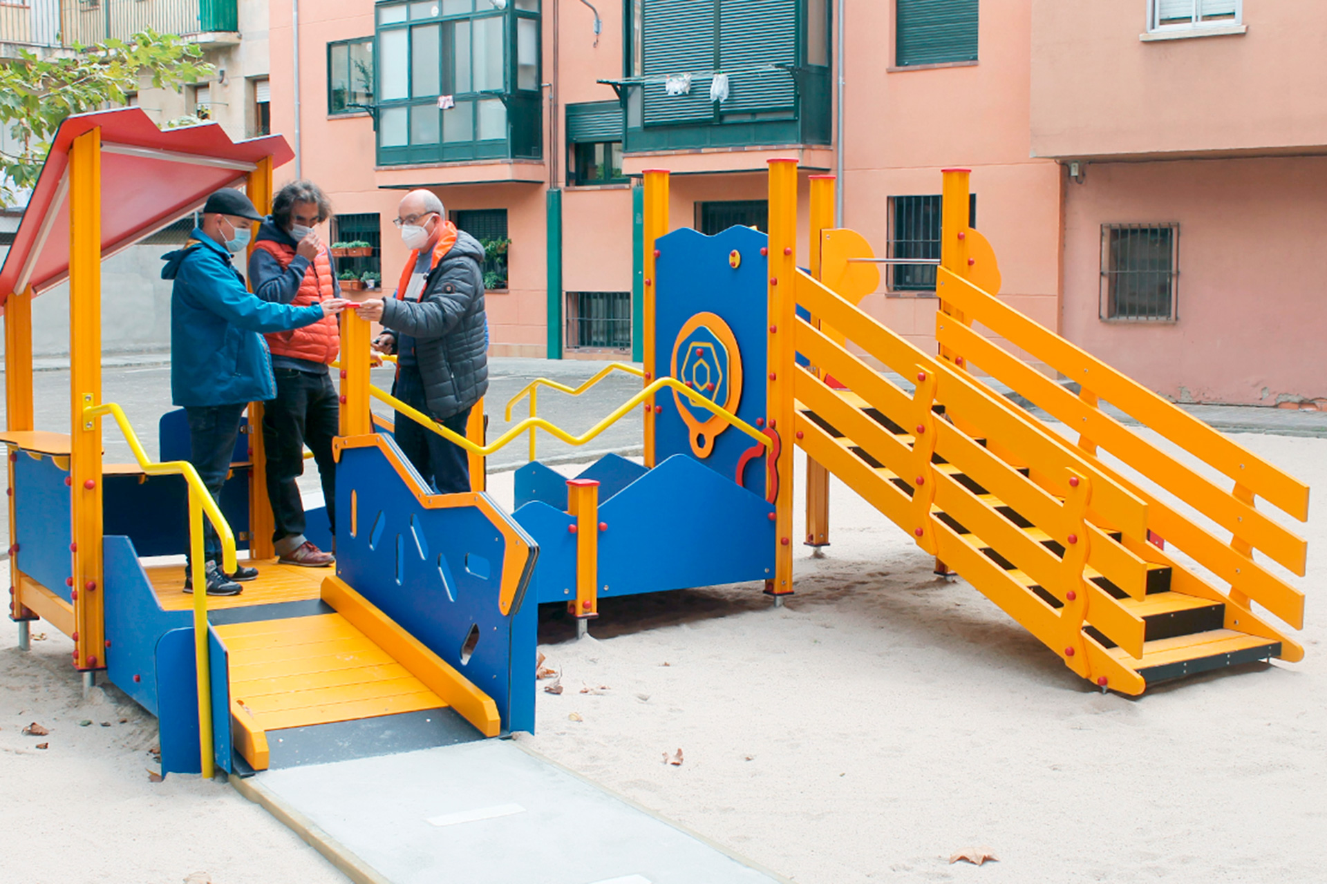 El concejal de Medio Ambiente visitó el nuevo espacio de juegos infantil. /E.A.