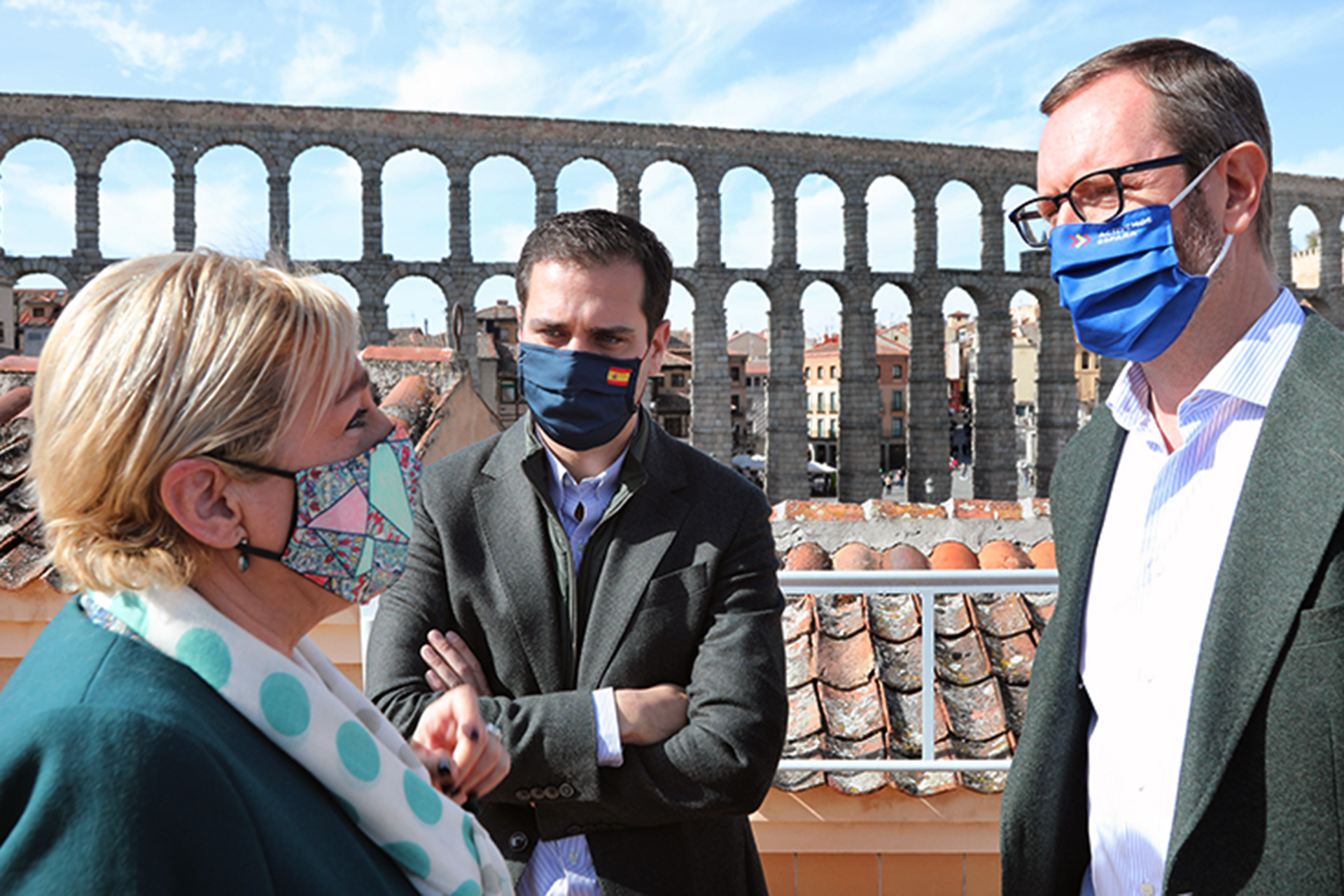Javier Maroto, con Paloma Sanz y Pablo Pérez. / E.A.