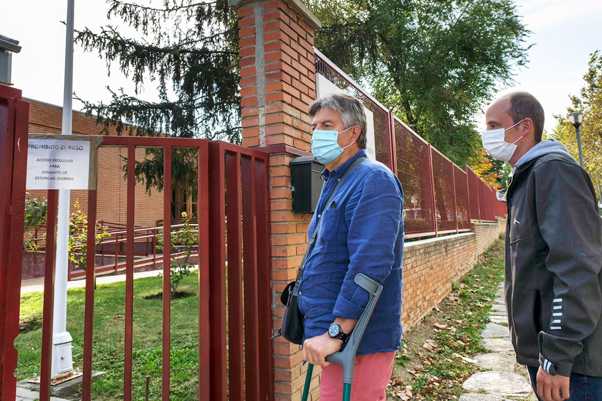 Andrés Jiménez, a la izquierda, y Mariano Fraile, a la entrada del hogar de personas mayores de San José. / KAMARERO