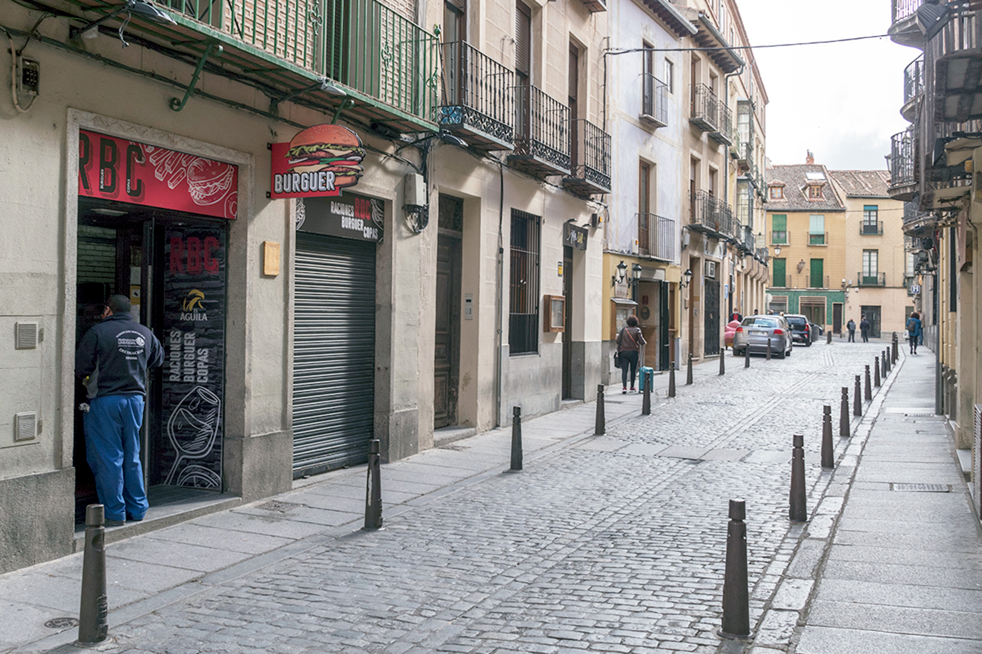 Hosteleros sin terraza dicen que la AIHS no defienden sus intereses 1 En la popular calle de los bares (Infanta Isabel) no hay terrazas de hostelería. / Kamarero
