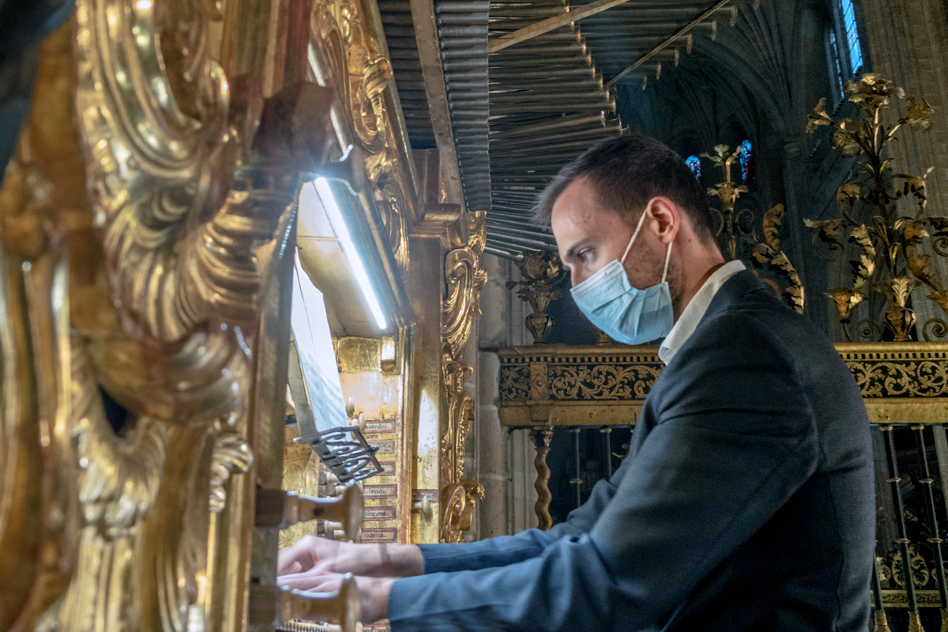 Francisco Javier Santos, organista de la Catedral de Segovia, en su actuación. Kamarero.