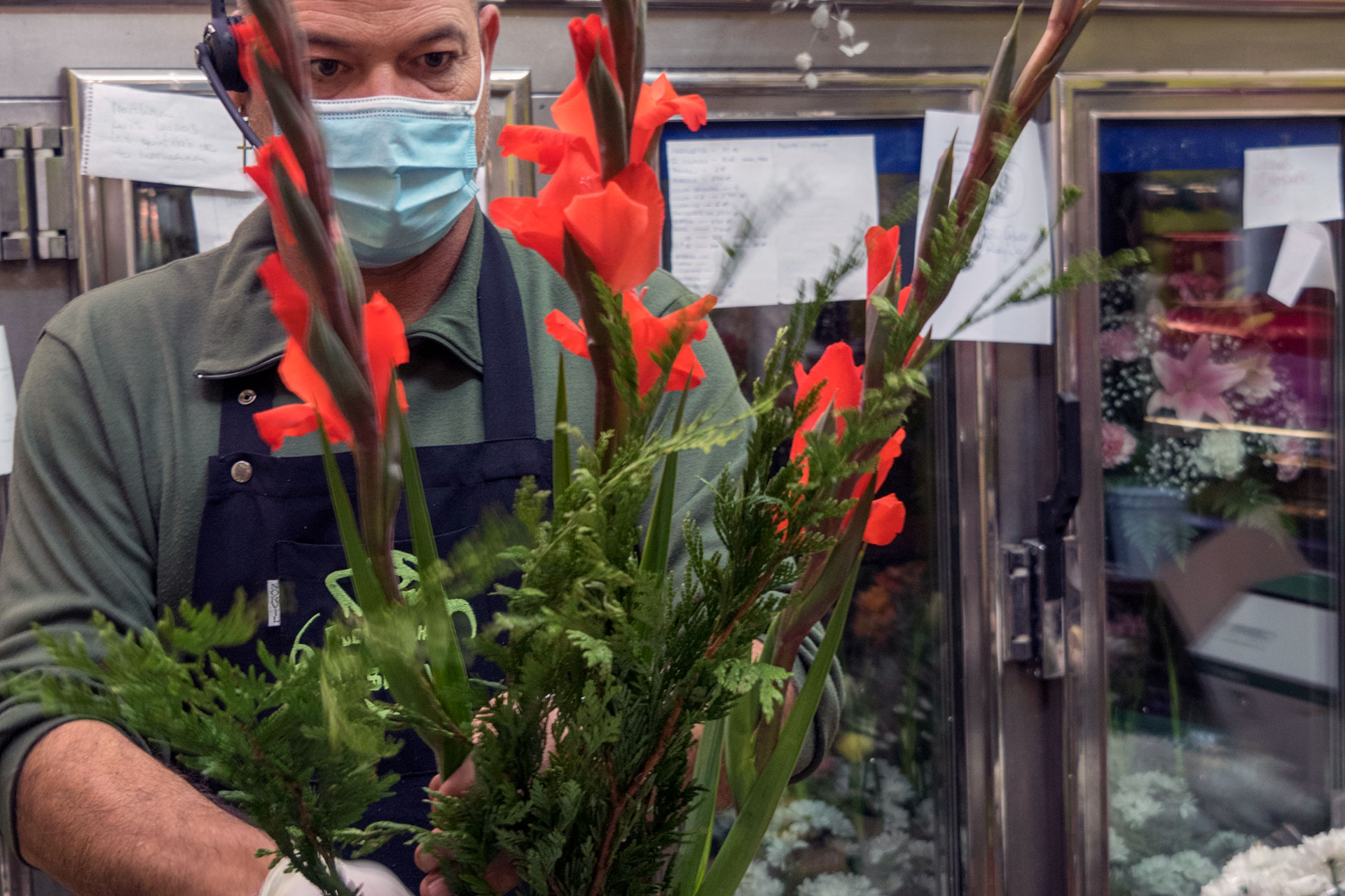 Javier de Andrés, en la floristería Osiria de la avenida Obispo Quesada. / KAMARERO