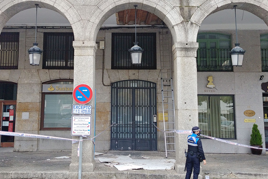 Derrumbe de una plancha de escayola en los soportales de la Plaza Mayor 2 09 2 bomberos plaza mayor techo hotel infanta isabel suceso