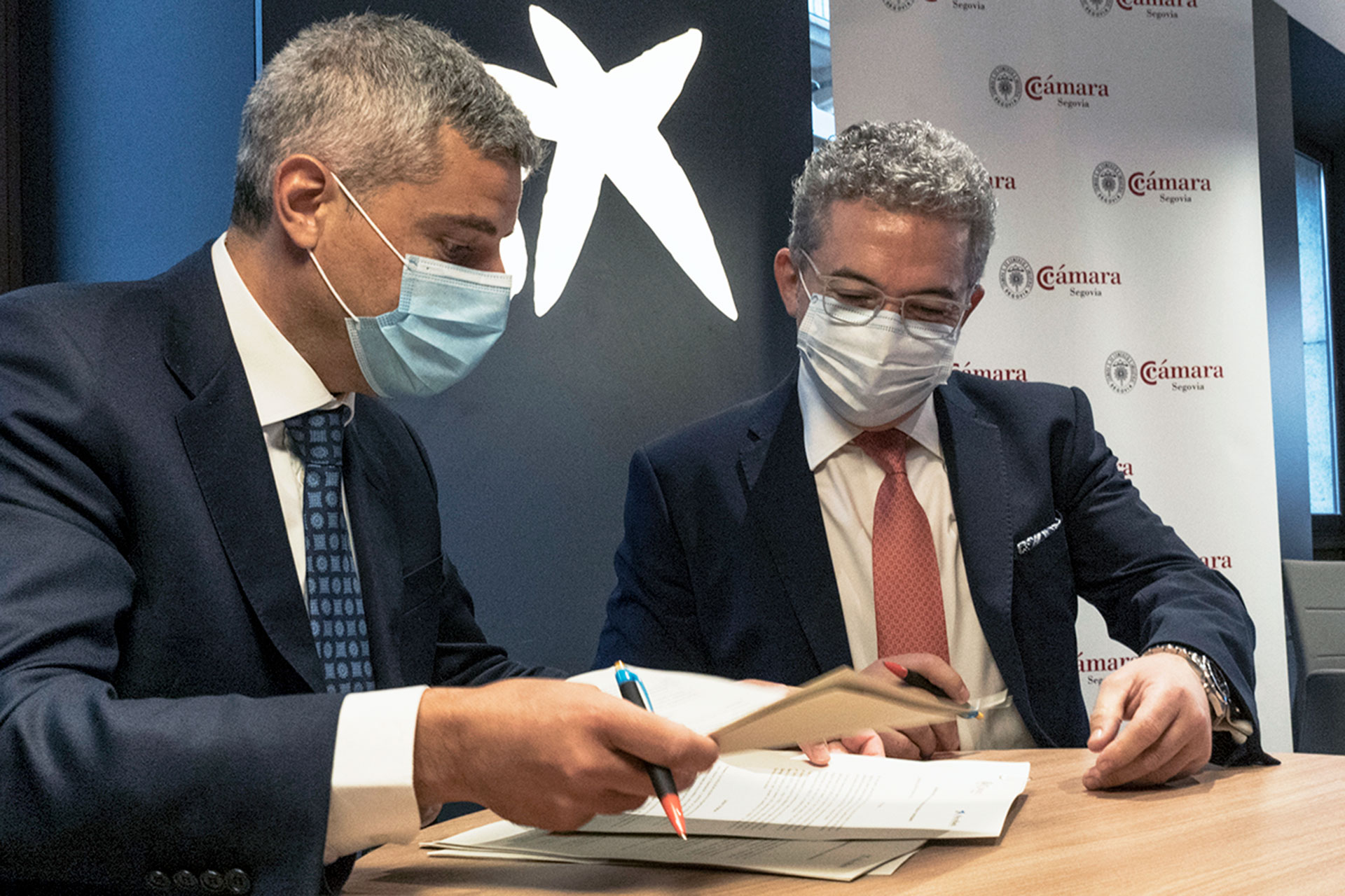 La firma del convenio entre la Cámara de Comercio y CaixaBank, en la mañana de ayer. / KAMARERO