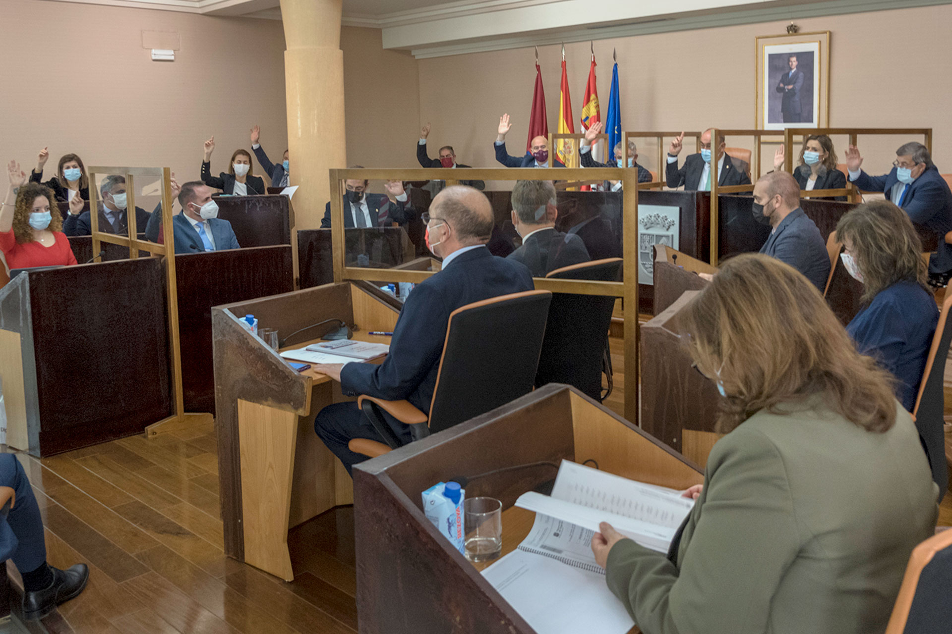 Los diputados provinciales, en una de las votaciones del pleno ordinario celebrado ayer. / KAMARERO