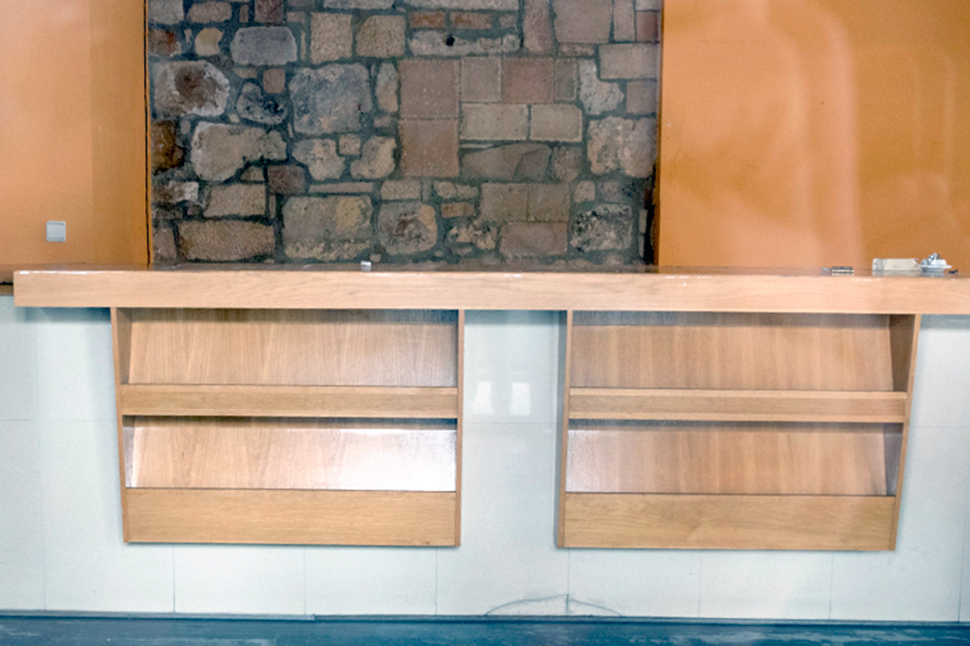 Instalaciones vacías de la oficina de la Plaza Mayor. / KAMARERO